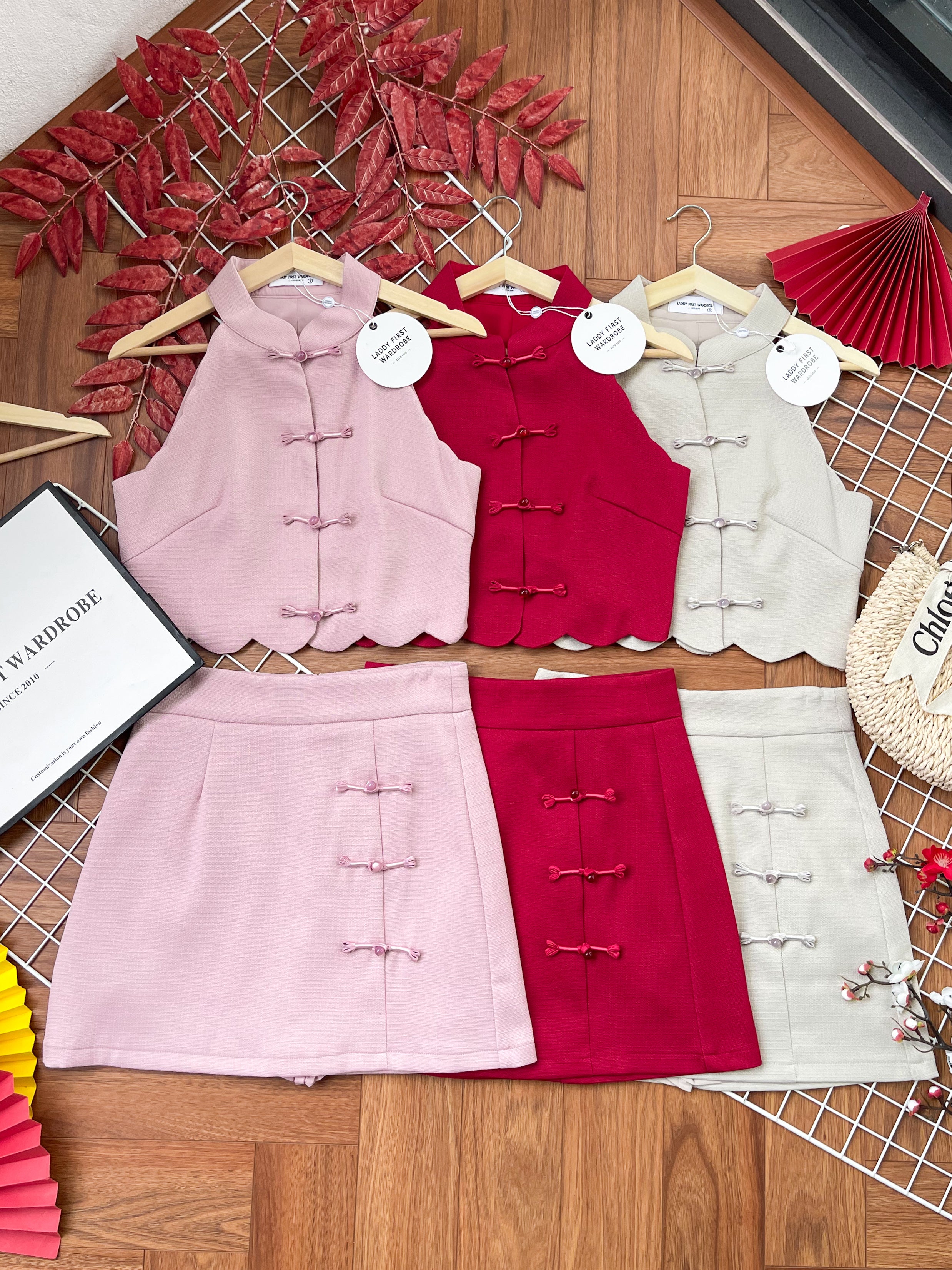 【SS3489】【LFW独家小圆饼】高品质两件式女神款小香风旗袍时尚套装 盘扣CUT IN旗袍上衣➕盘扣小香风高腰裙子，内层有里布短裤 ❤️❤️