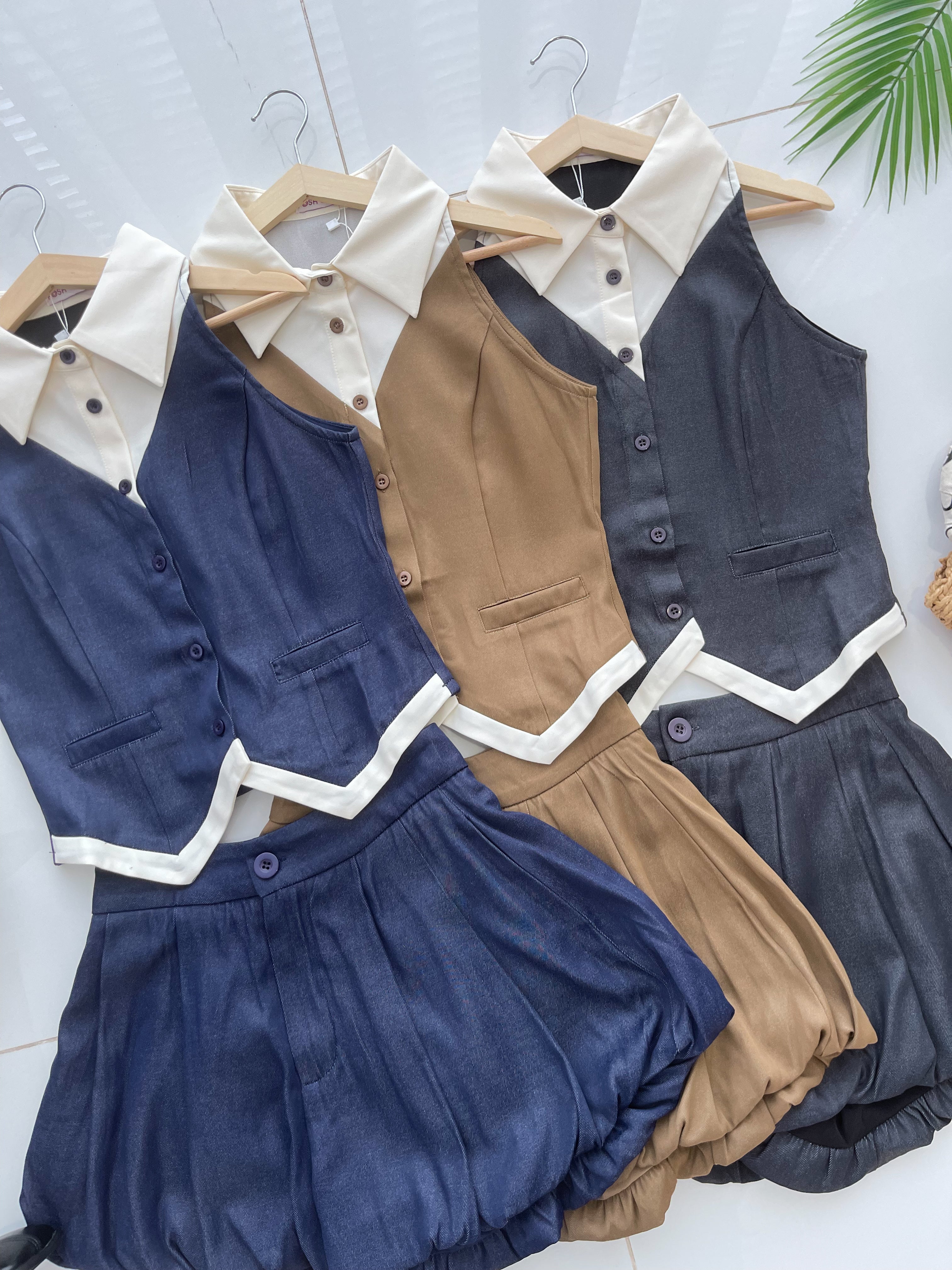 【SS21673 / 37467】【补厂家现货⚡⚡】两件式韩风马甲式时尚套装套装 翻领马甲式上衣➕花苞高腰百搭短裤，有口袋 ❤️❤️
