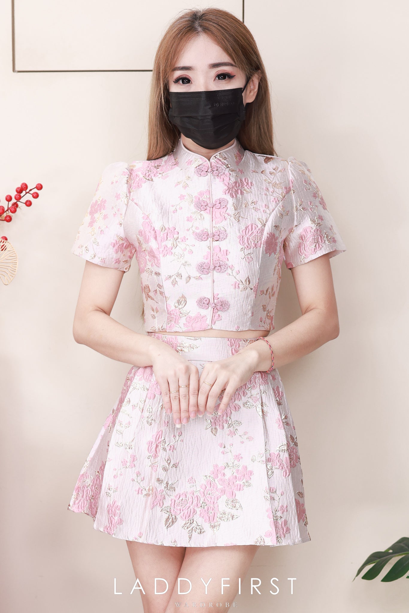 【SS21843 / 37077】高品质两件式浮雕提花旗袍套装 泡泡袖提花旗袍上衣➕提花百褶高腰裙子，内层有里布短裤，有口袋 ❤️❤️