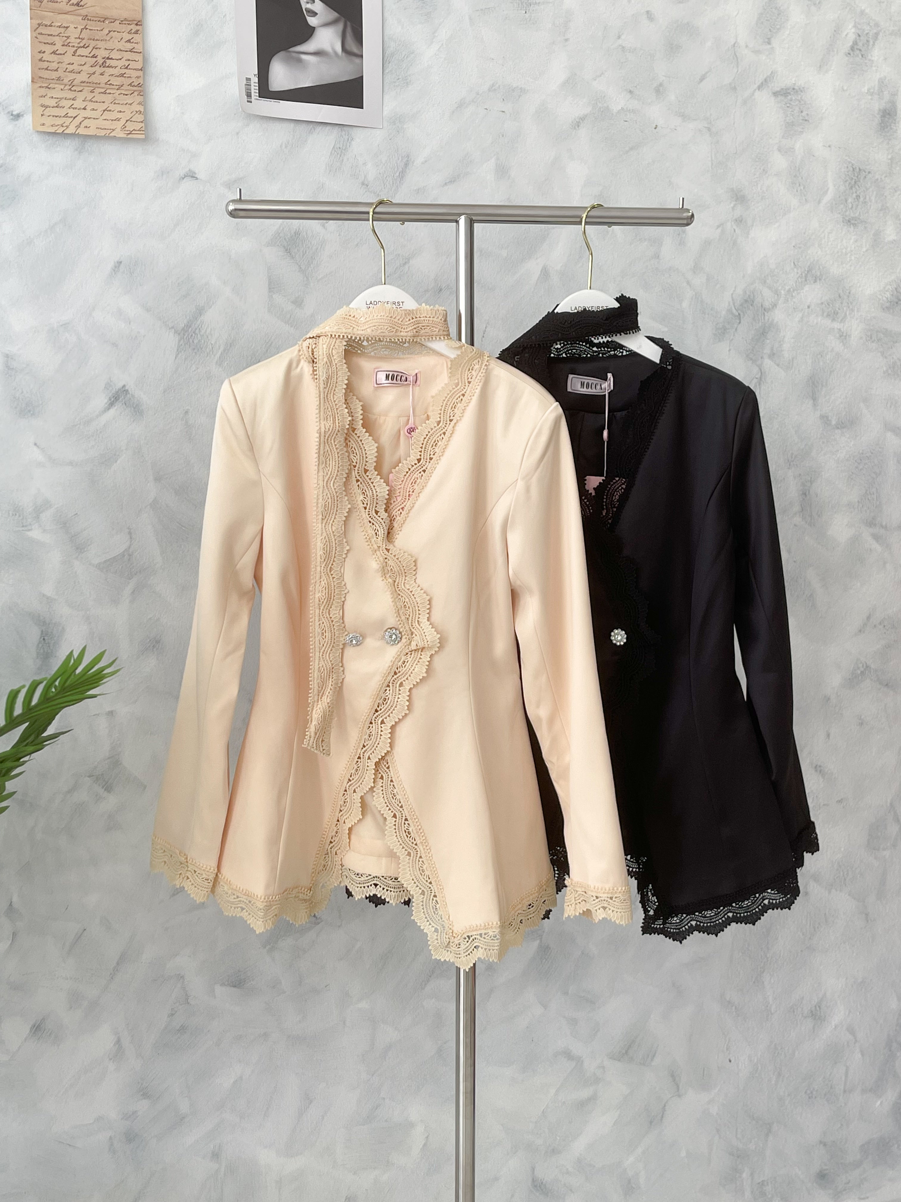【SS25144】【补厂家现货⚡️⚡️】高品质两件式高端气质缎面套装 V领桐花边长袖连衣裙➕缎面高腰百搭短裤 ❤️❤️