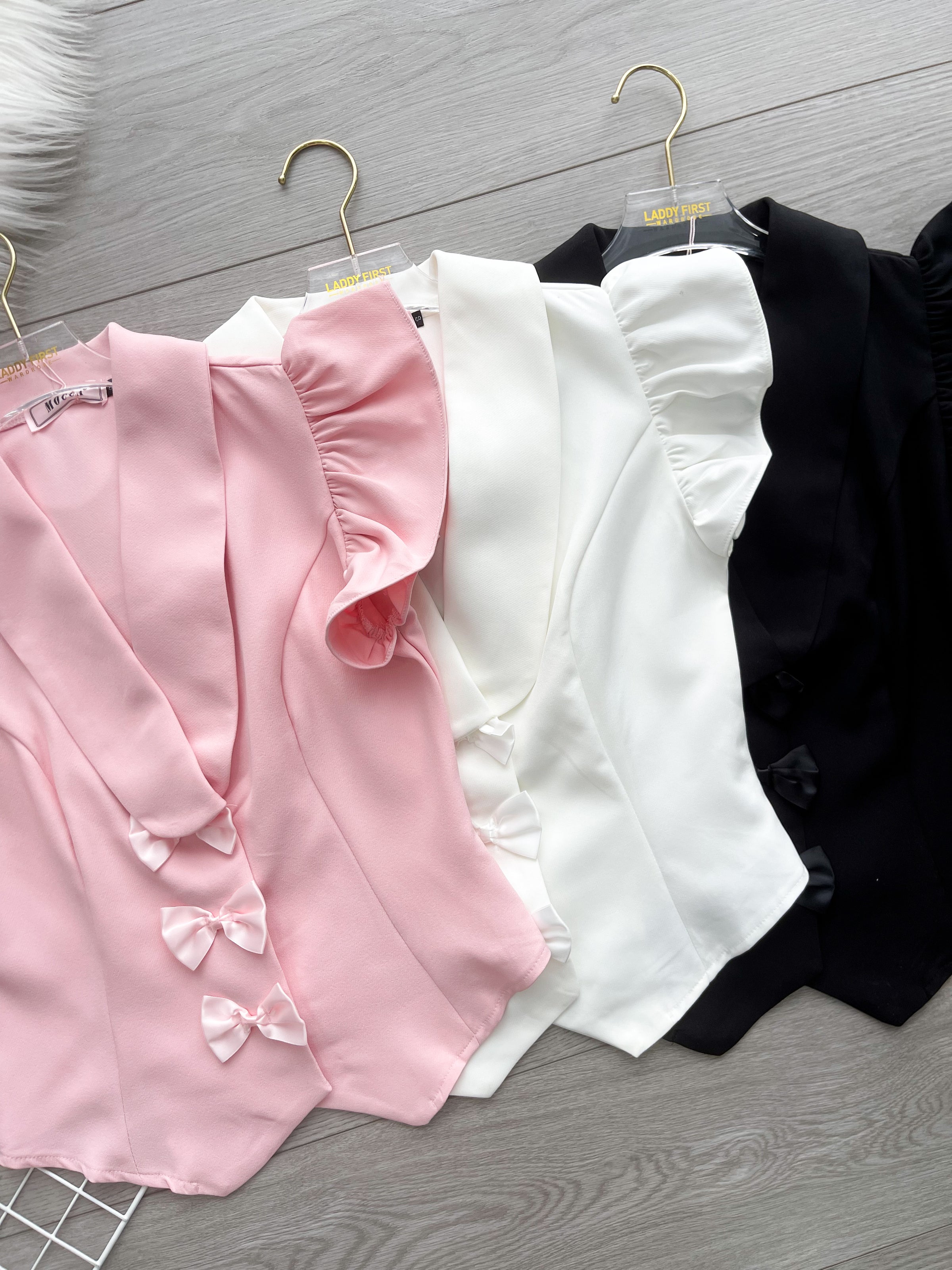 【T8238751】高品质V翻领荷叶袖甜美蝴蝶结设计时装上衣 ❤❤ 【B-R1-C6】