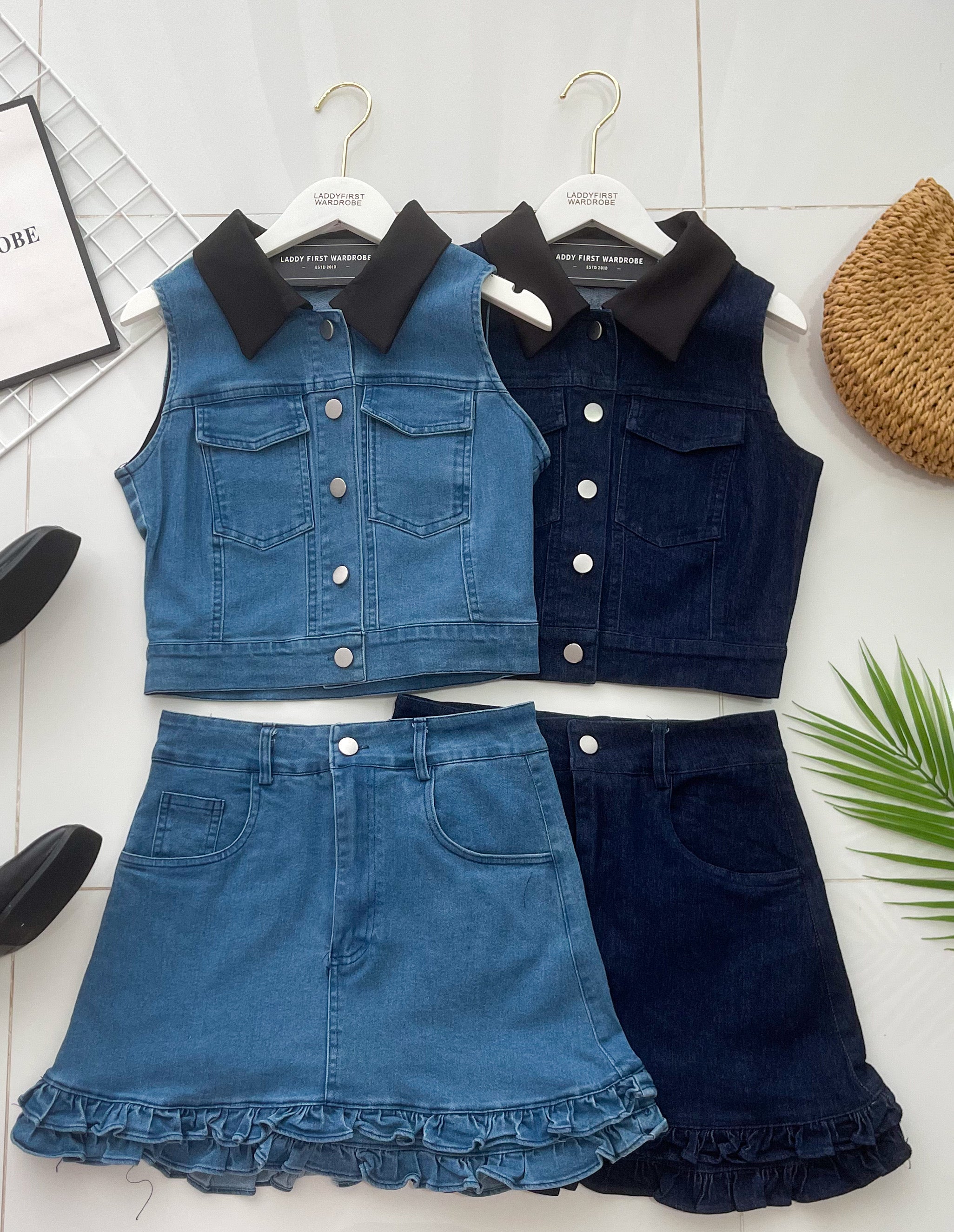 【SS520267】高品质质两件式COTTON JEANS牛仔时尚套装 翻领无袖牛仔上衣➕木耳下摆设计牛仔高腰裙子，内层有里布短裤 ❤️❤️