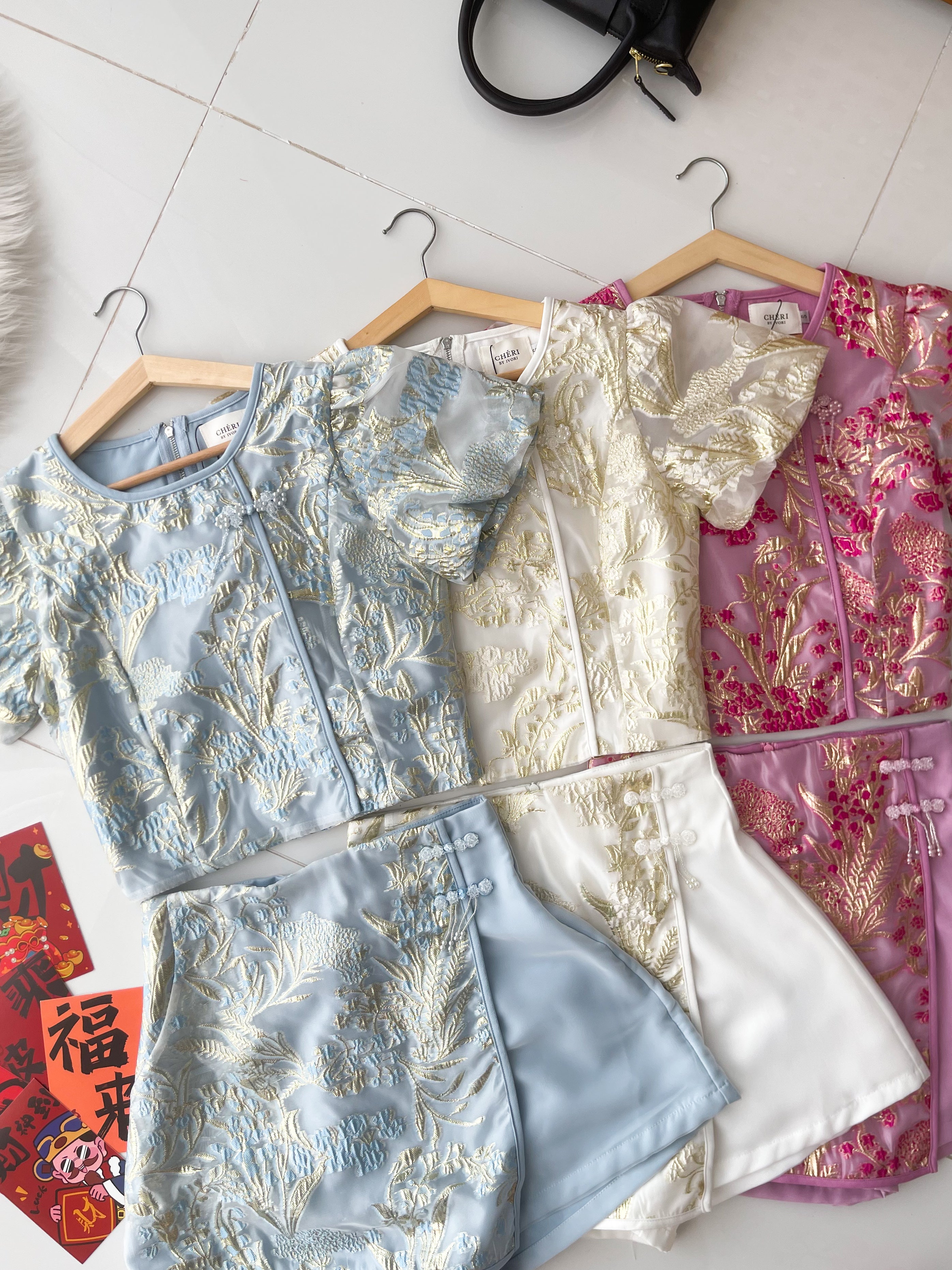 【SS2757】高品质两件式新中式提花旗袍套装 泡泡袖提花旗袍上衣➕提花拼接缎面高腰裤裙，有口袋 ❤️❤️