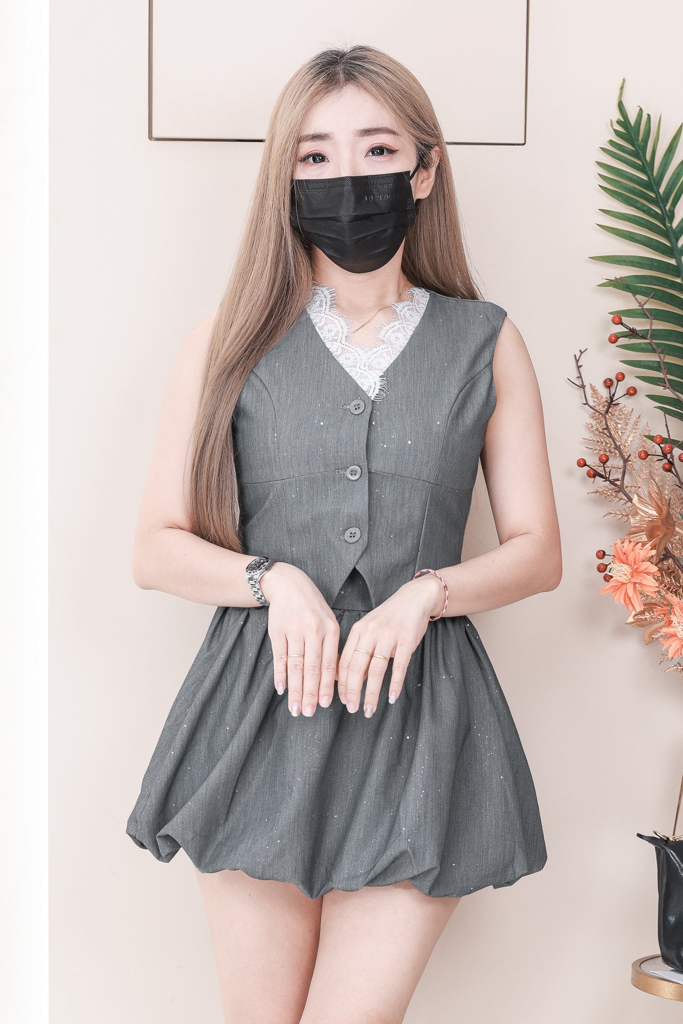 【SS12940】高品质两件式甜美韩式时尚套装 马甲式拼接V领蕾丝上衣➕花苞高腰裙子，内层有里布短裤 ❤️❤️