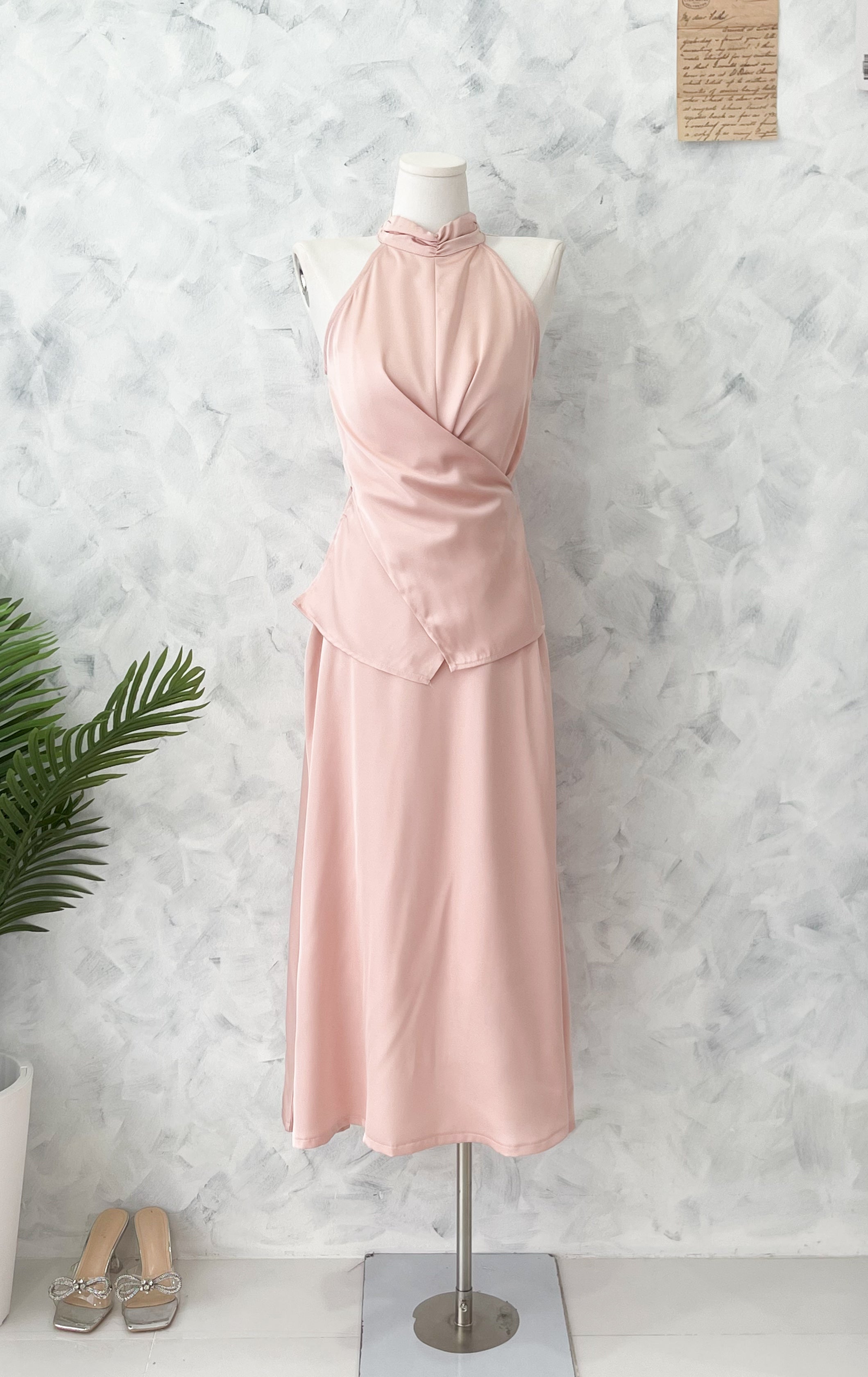 【SS98523】高品质两件式韩式高级感气质缎面晚宴套装 挂脖CUT IN上衣➕缎面高腰长裙，有口袋 ❤️❤️