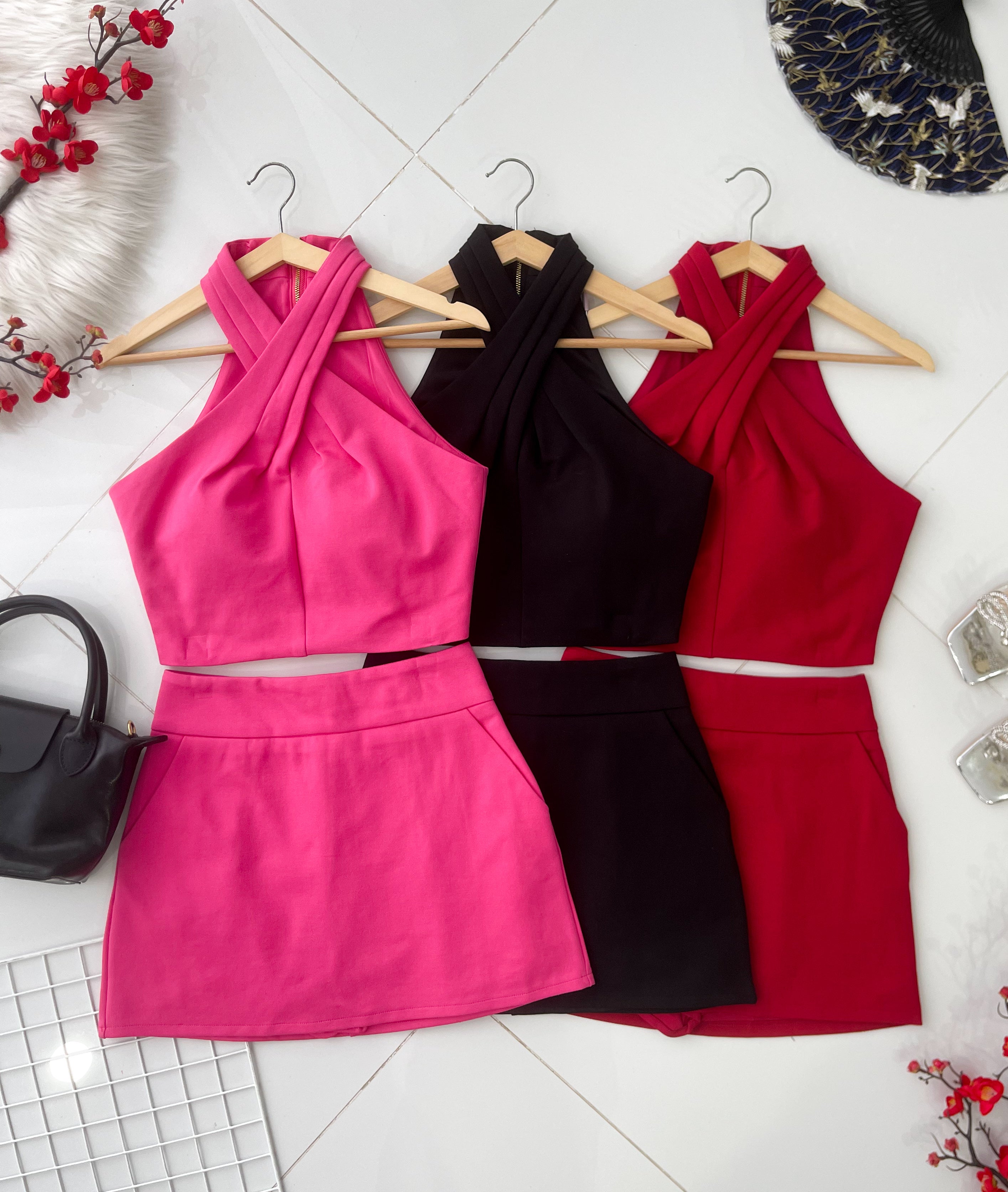 【SS21839 / 622869】高品质两件式高级设计感罗马套装 交叉领无袖上衣➕A字罗马高腰百搭裙子，内层有里布短裤 ❤️❤️