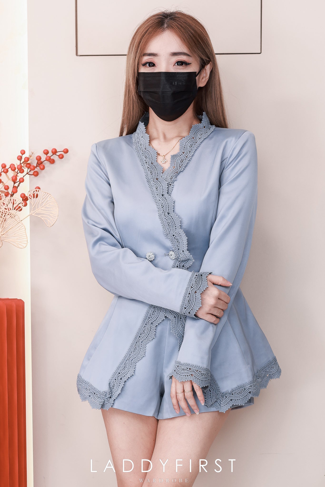 【SS25144】高品质两件式高端气质缎面套装 V领桐花边长袖连衣裙➕缎面高腰百搭短裤 ❤️❤️