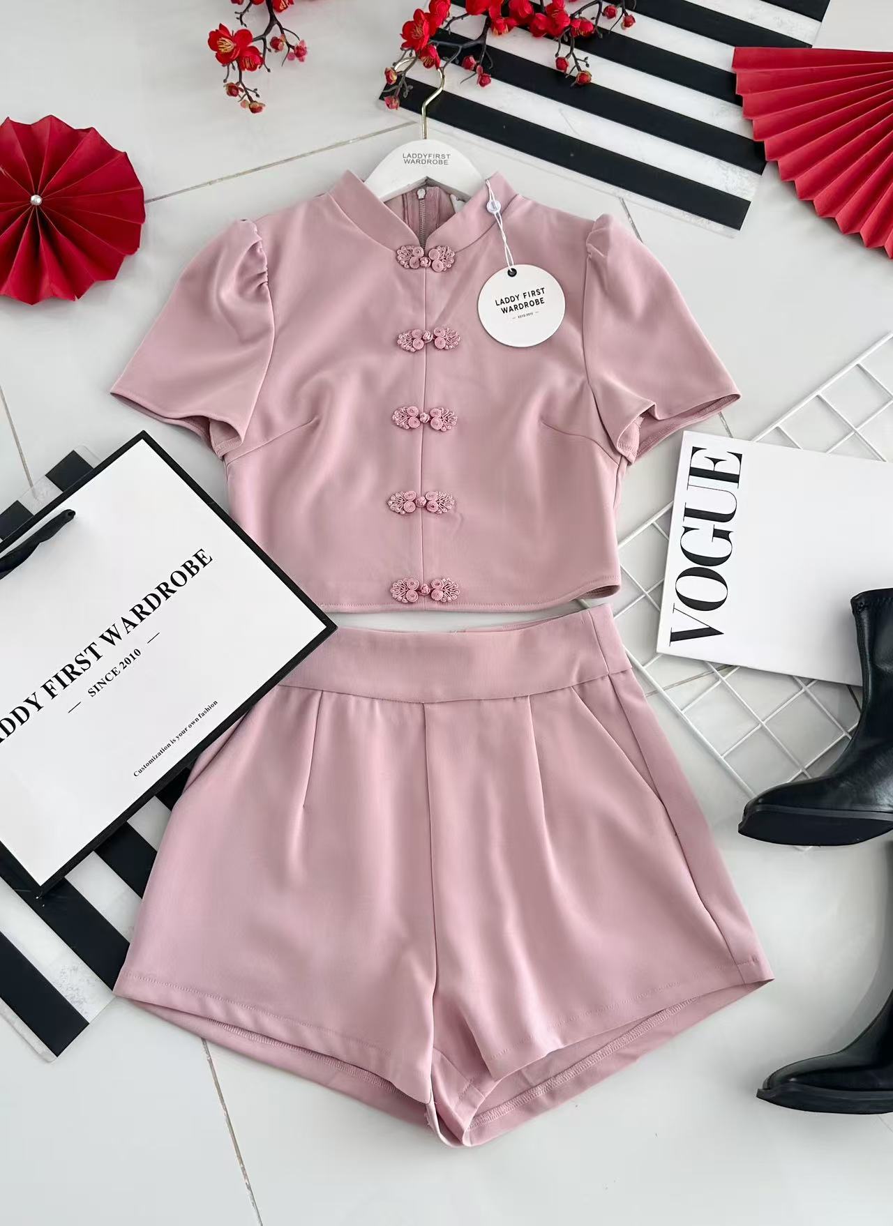 【SS3504】【LFW独家小圆饼】高品质两件式简约时尚西装四面弹唐装旗袍套装 立领盘扣短袖旗袍上衣➕西装高腰百搭短裤，有口袋 ❤️❤️