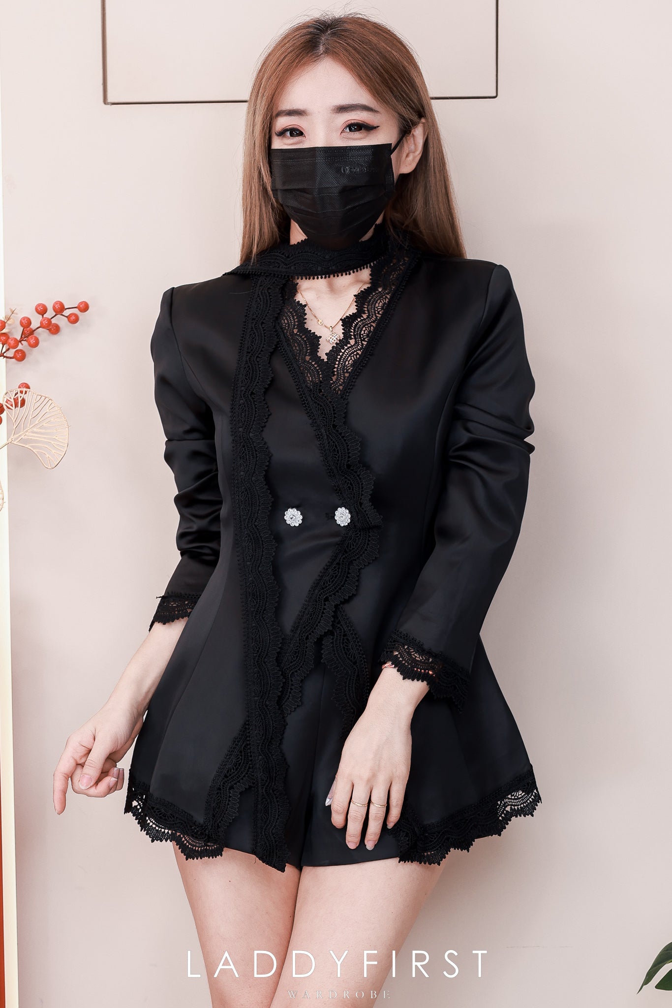 【SS25144】高品质两件式高端气质缎面套装 V领桐花边长袖连衣裙➕缎面高腰百搭短裤 ❤️❤️