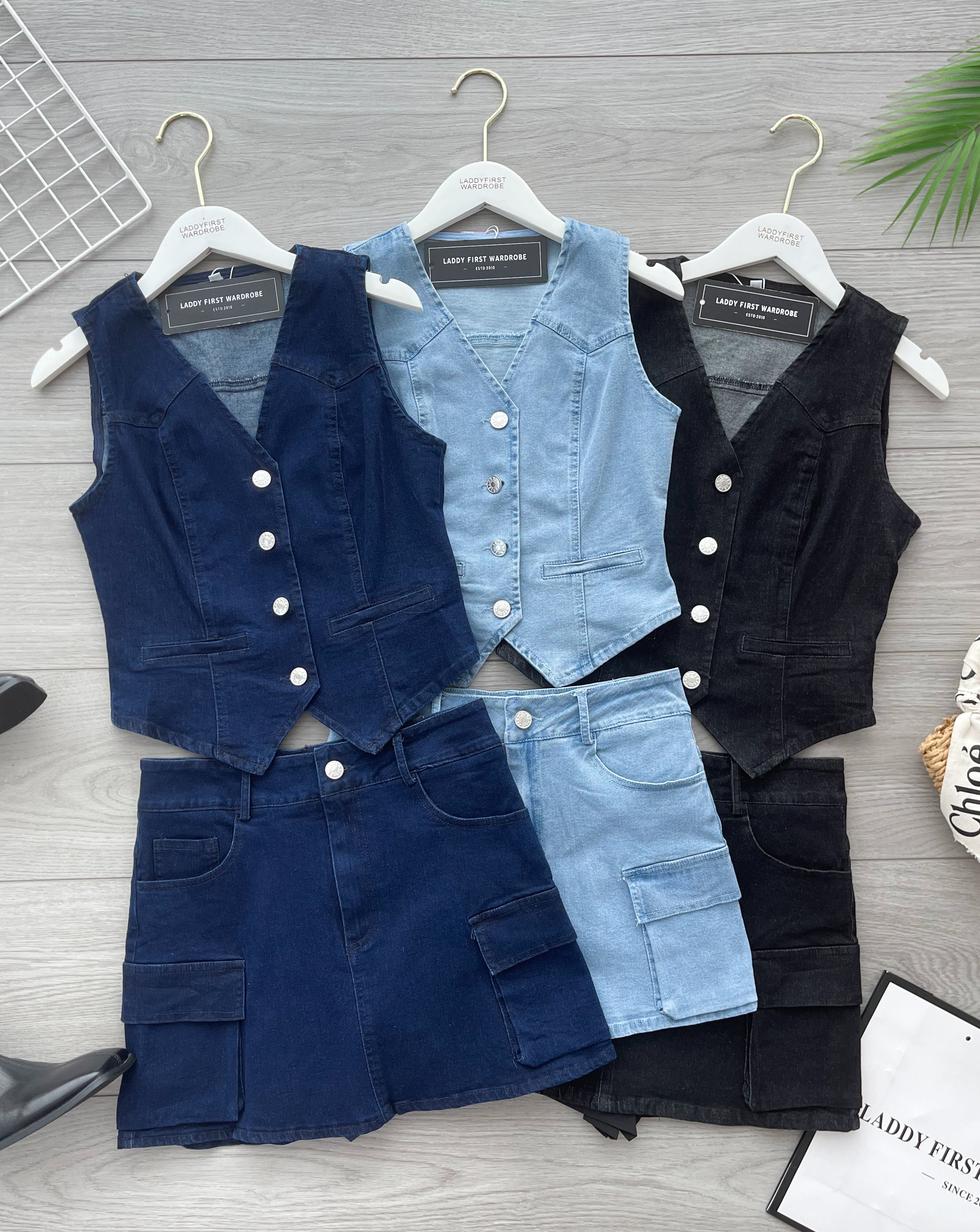 【SS21678 / 37423】【补厂家现货⚡⚡】两件式欧美复古风马甲式牛仔套装 V领马甲式牛仔上衣➕牛仔高腰百搭裙子，内层有里布短裤，有口袋 ❤️❤️