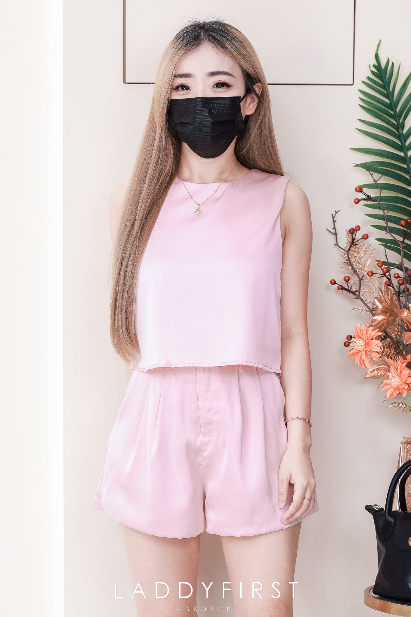 【SS21655 / 37389】高品质两件式极简简约缎面时尚套装 无袖上衣➕高腰百搭短裤，有口袋 ❤️❤️