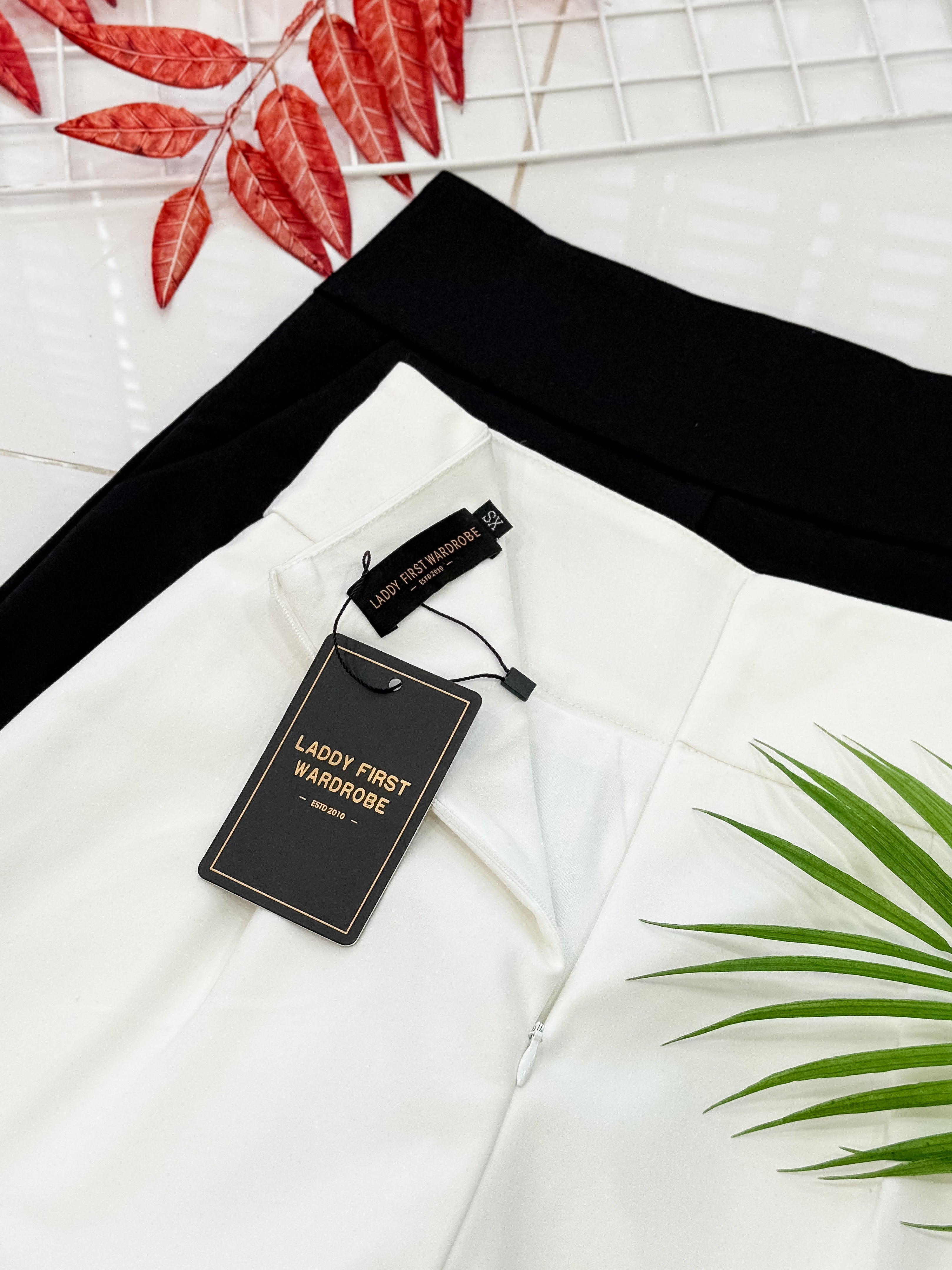 【S6644】【网站福利款✨】独家爆款【万能妹妹】高品质万能西装高腰休闲简约百搭短裤，后中隐形拉链，有口袋，内层加里布 #百搭必备 🔥🔥