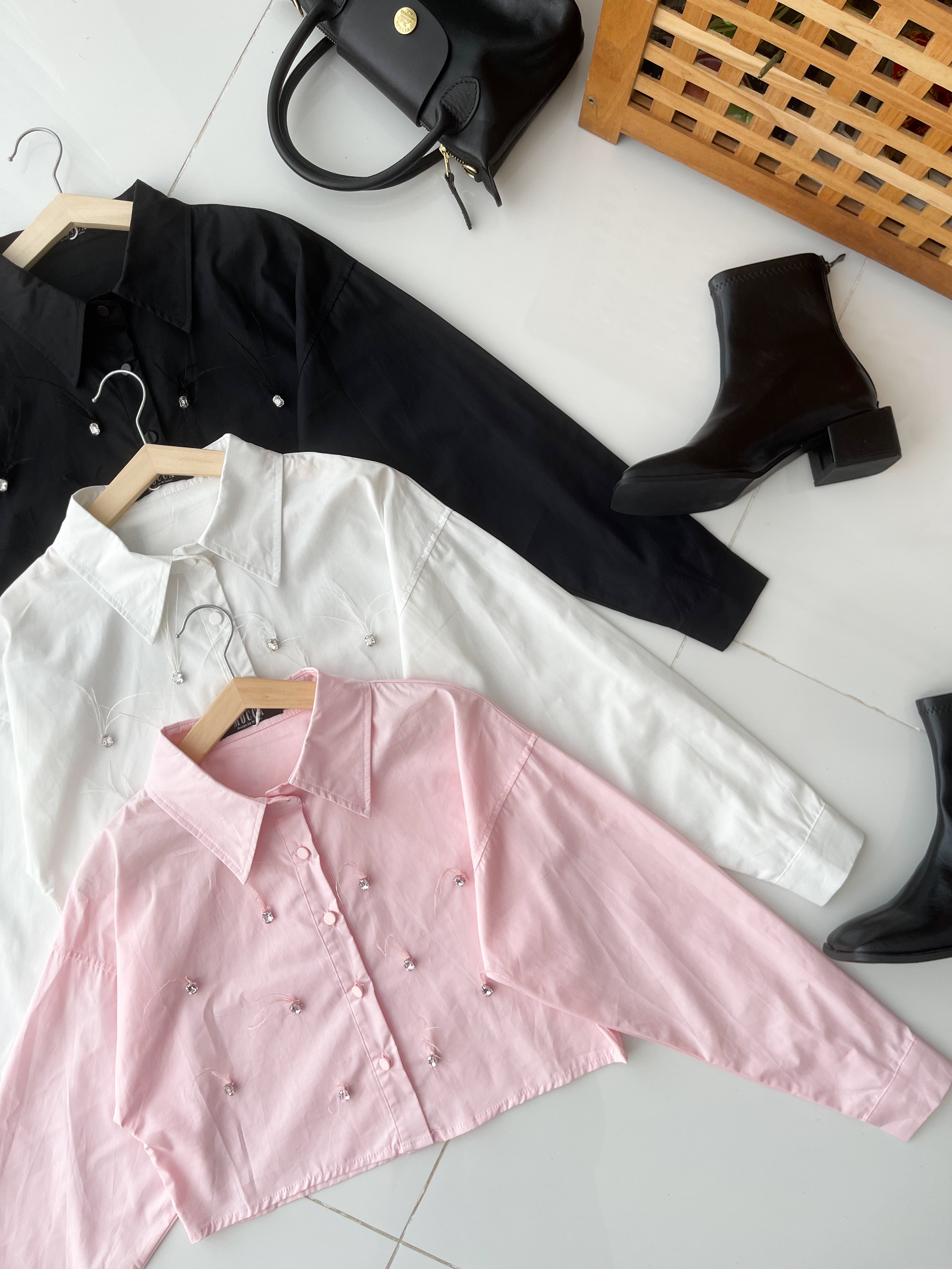 【T25268】高品质精致羽毛点缀拼接长袖衬衫短版上衣 ❤❤