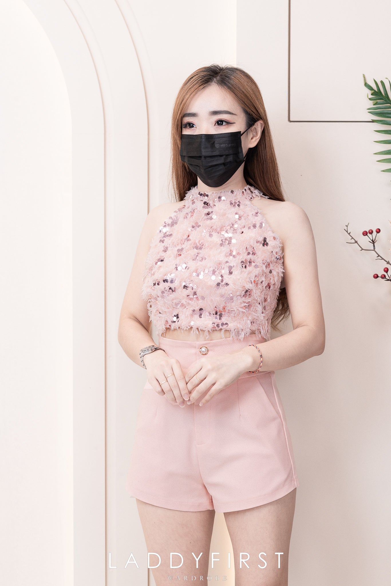 【SS3400】【独家小圆饼】两件式削肩套装 ,  鸵鸟毛拼接亮片Cut In上衣 ➕ 西装锦棉高腰显瘦短裤 , 有口袋【A-R2-C5】