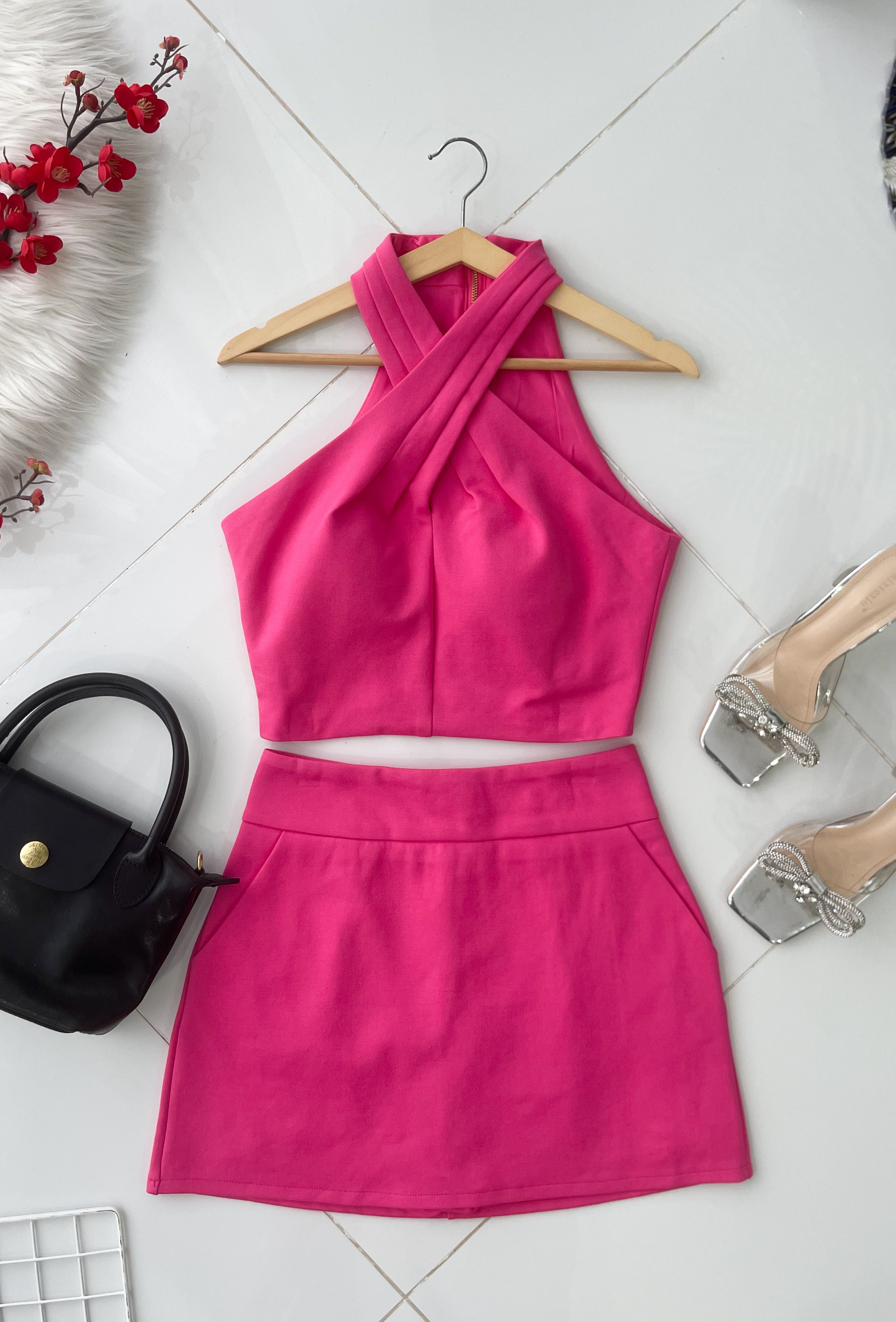 【SS21839 / 622869】高品质两件式高级设计感罗马套装 交叉领无袖上衣➕A字罗马高腰百搭裙子，内层有里布短裤 ❤️❤️