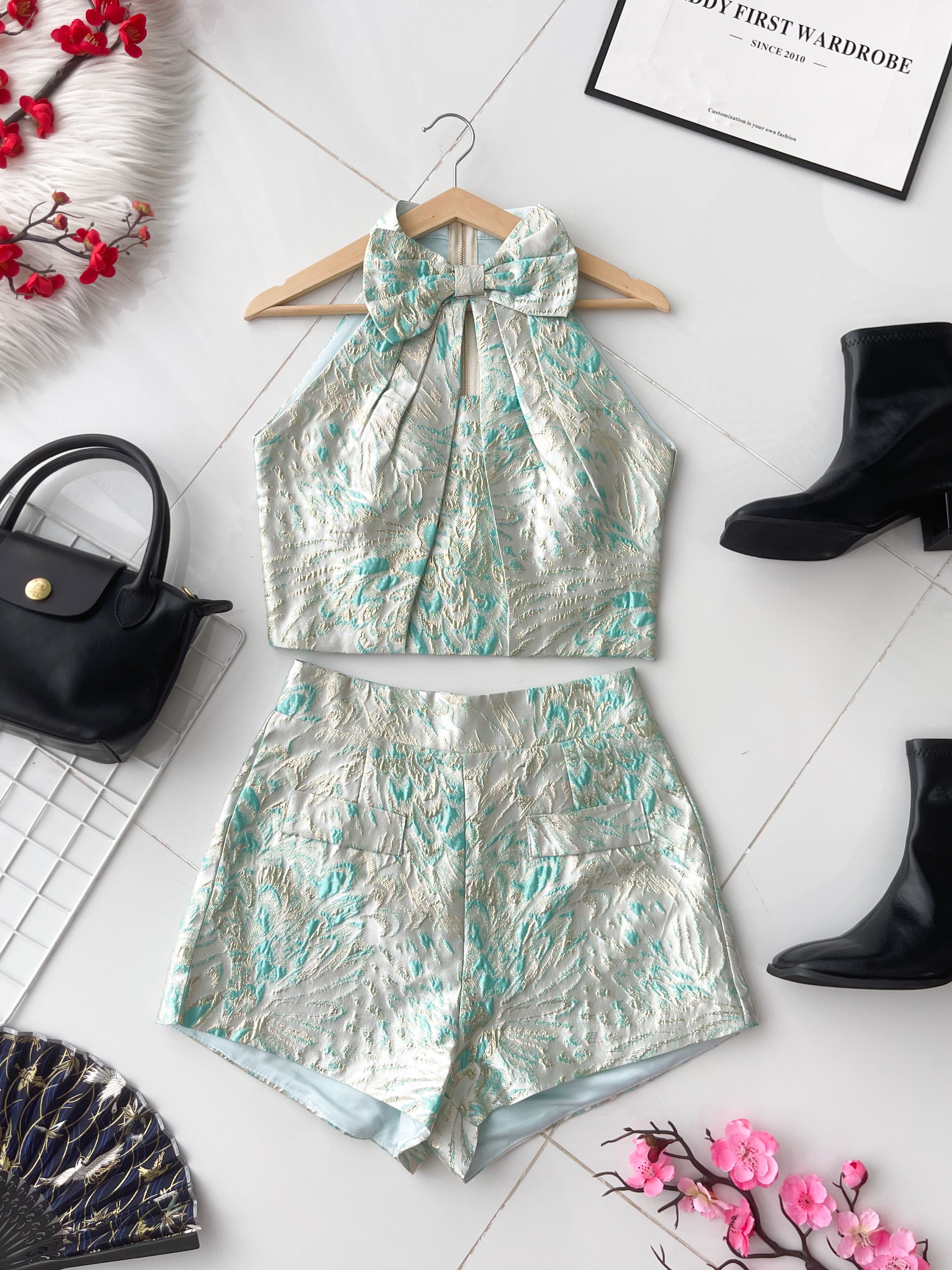 【SS823931】高品质两件式高端气质浮雕提花旗袍套装 蝴蝶结领口CUT IN上衣➕提花高腰短裤 , 有口袋 ❤️❤️