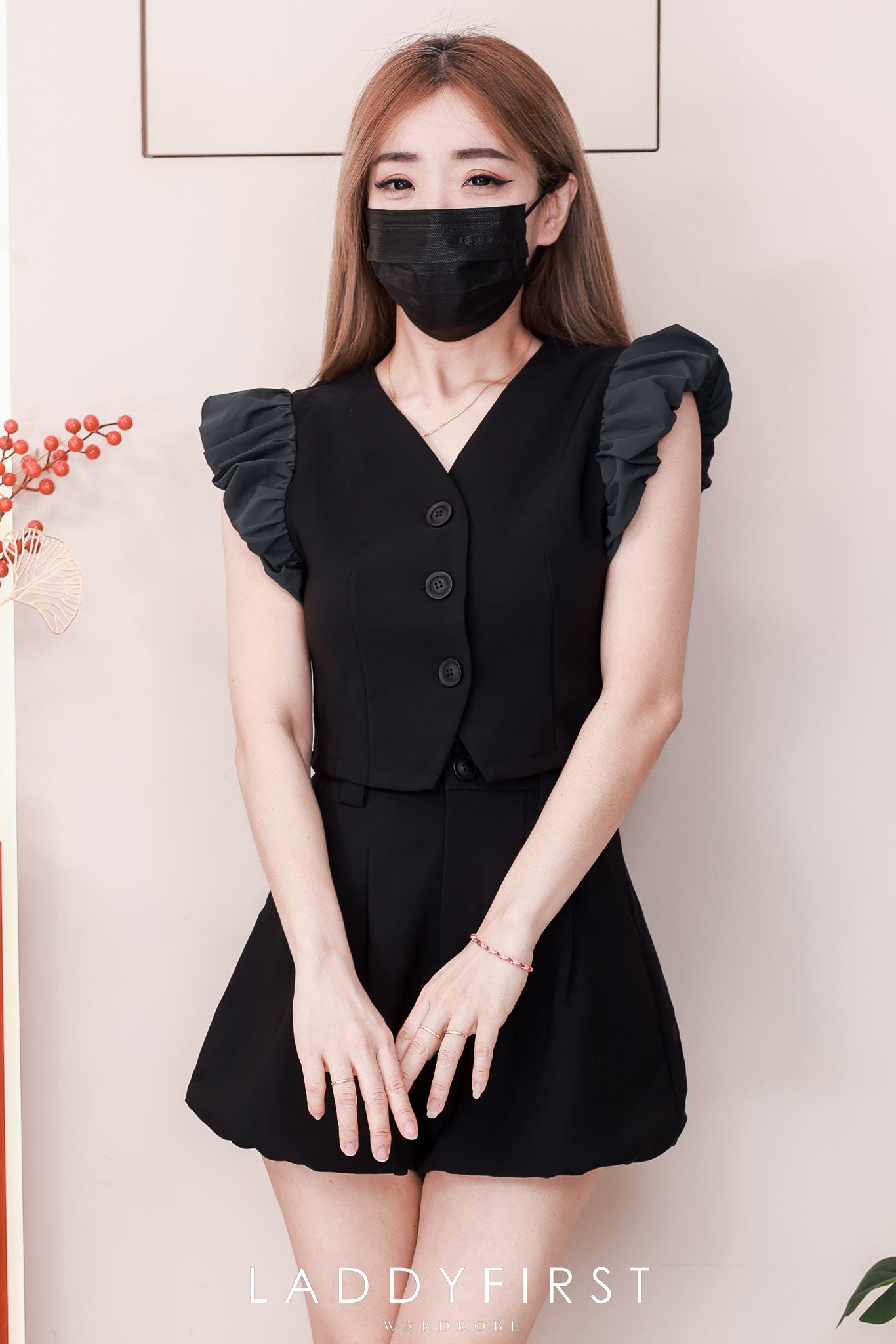 【SS22519】【补厂家现货⚡️⚡️】高品质两件式韩式西装简约时尚套装 V领泡泡袖西装上衣➕花苞西装高腰百搭短裤，有口袋 ❤️❤️