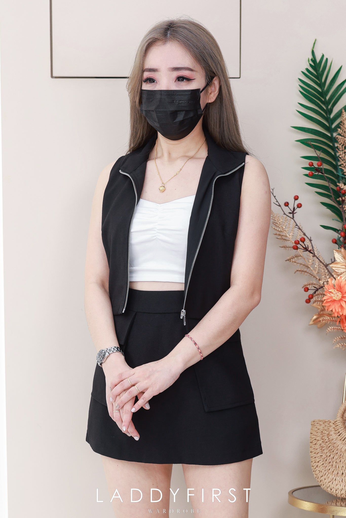 【SS121481】两件式御姐风时尚套装
马甲式无袖上/小外套➕高腰百搭裙子，内层有里布短裤，有口袋 ❤️❤️