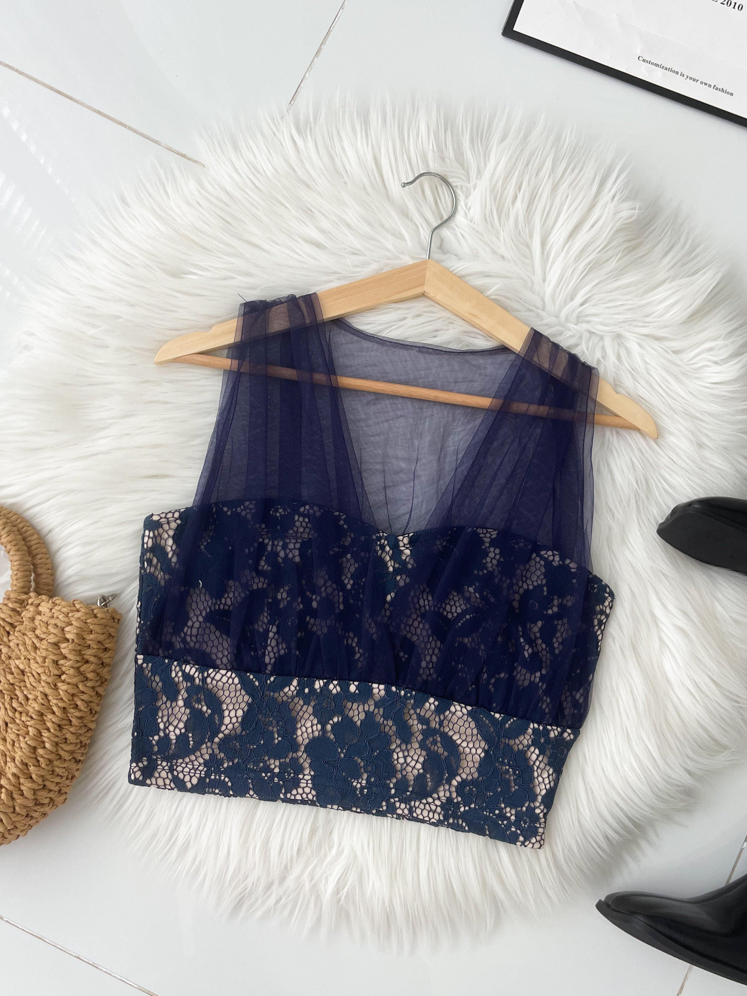 【T8239401】高品质水溶蕾丝拼接网纱无袖短版上衣 ❤❤