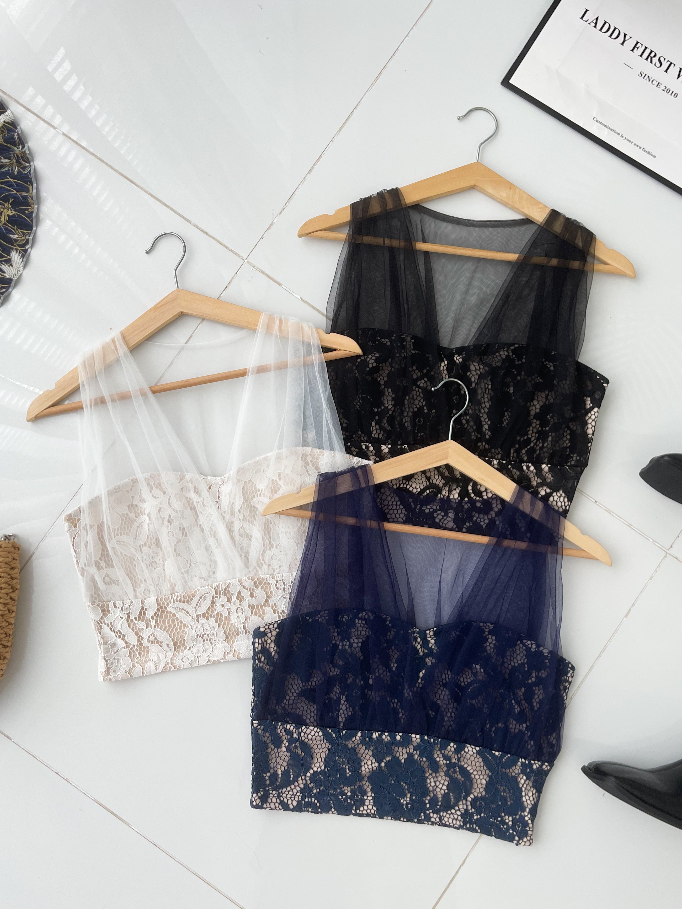 【T8239401】高品质水溶蕾丝拼接网纱无袖短版上衣 ❤❤