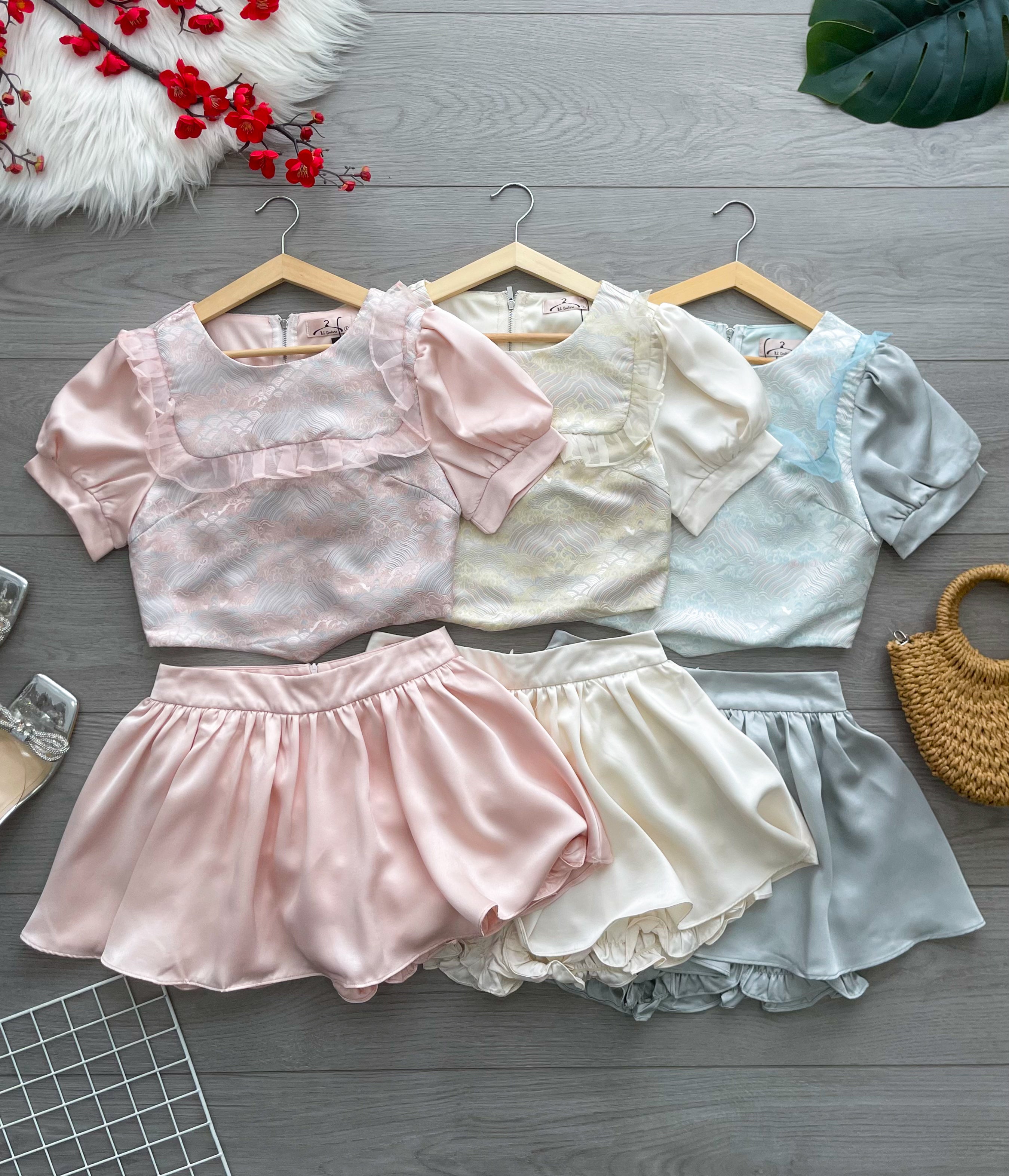 【SS110814】【补厂家现货⚡️⚡️】高品质质两件式缎面拼接提花简约款旗袍套装 泡泡袖上衣➕双层缎面高腰百搭裤裙，内层有里布短裤 ❤️❤️