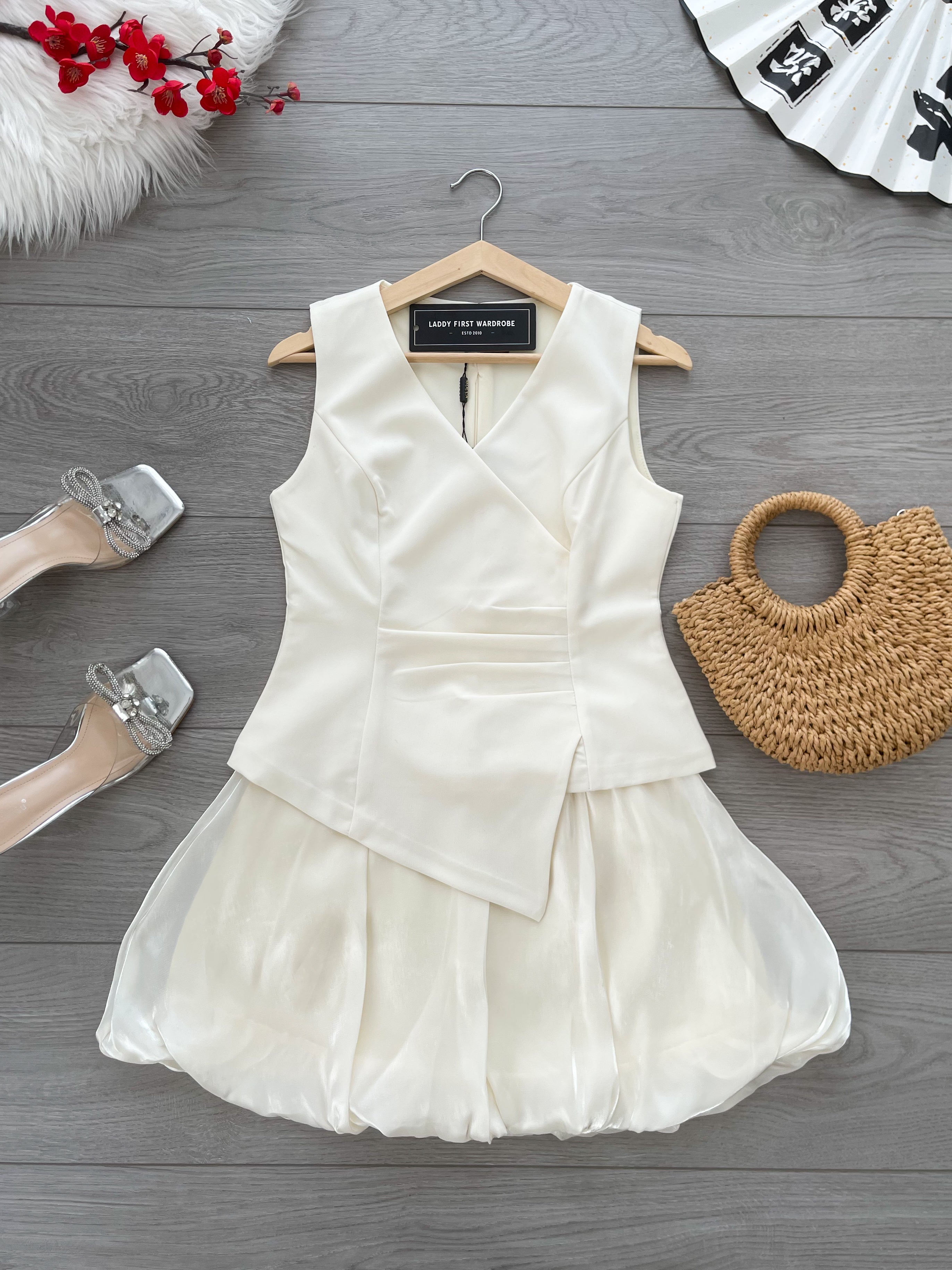 【SS17234】高品质两件式韩式西装拼接花苞裙子套装 不规则西装无袖上衣➕星光纱面花苞裙子，内层有里布短裤 ❤️❤️