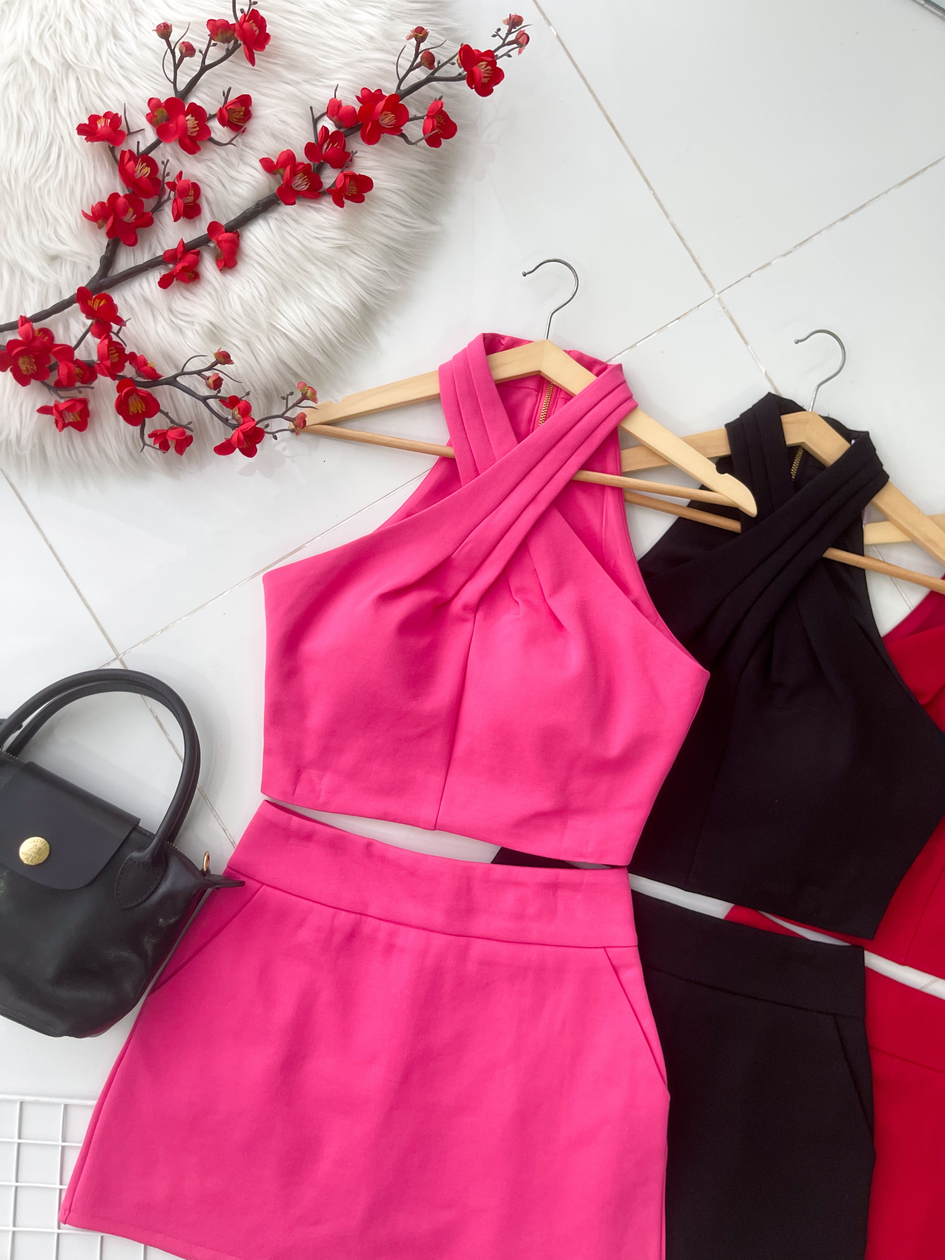 【SS21839 / 622869】高品质两件式高级设计感罗马套装 交叉领无袖上衣➕A字罗马高腰百搭裙子，内层有里布短裤 ❤️❤️