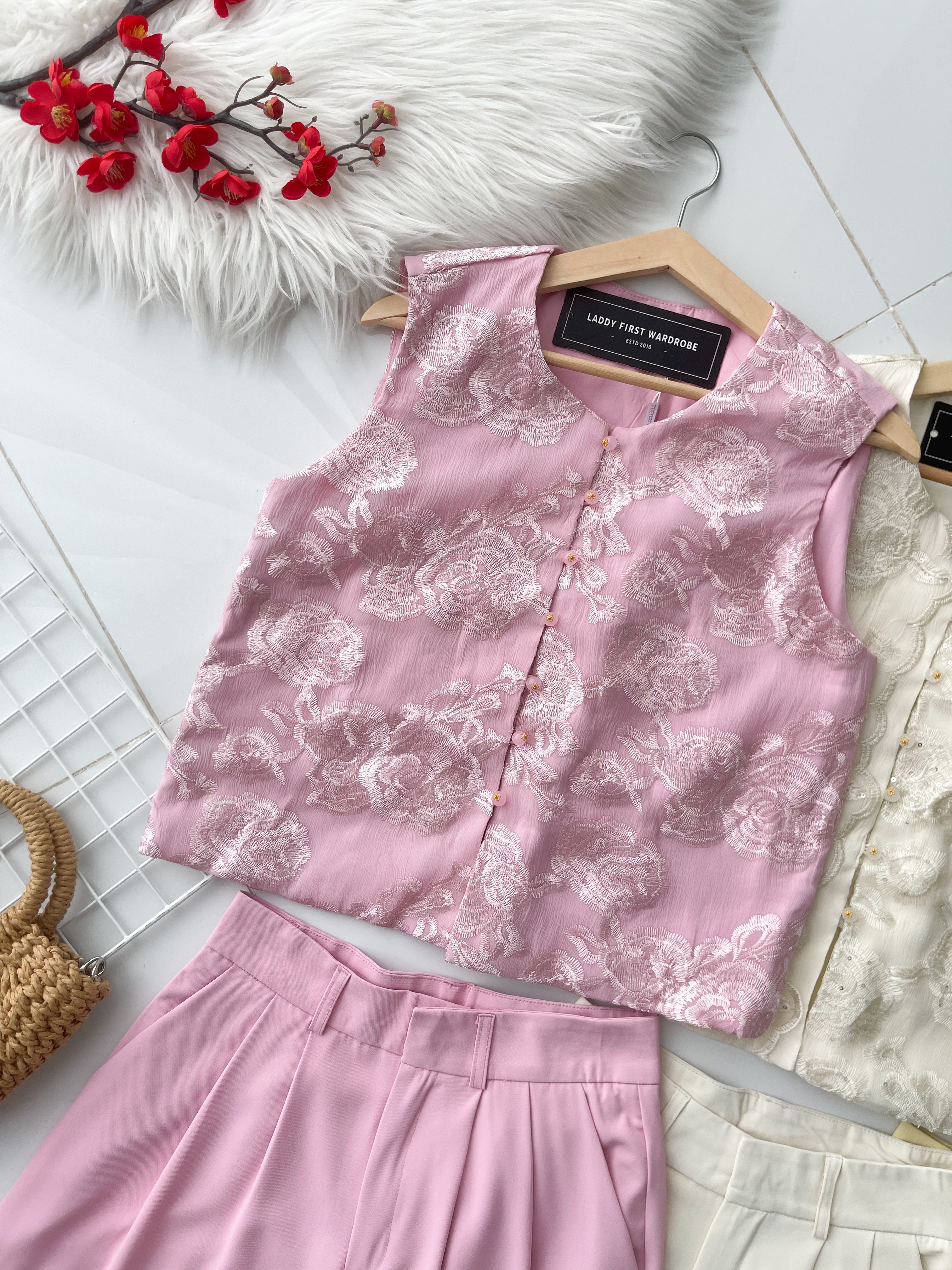 【SS21828 / 65230】高品质两件式高端大气气质优雅旗袍套装 网纱绣花宽松版上衣➕西装垂感阔脚高腰长裤，有口袋 ❤️❤️