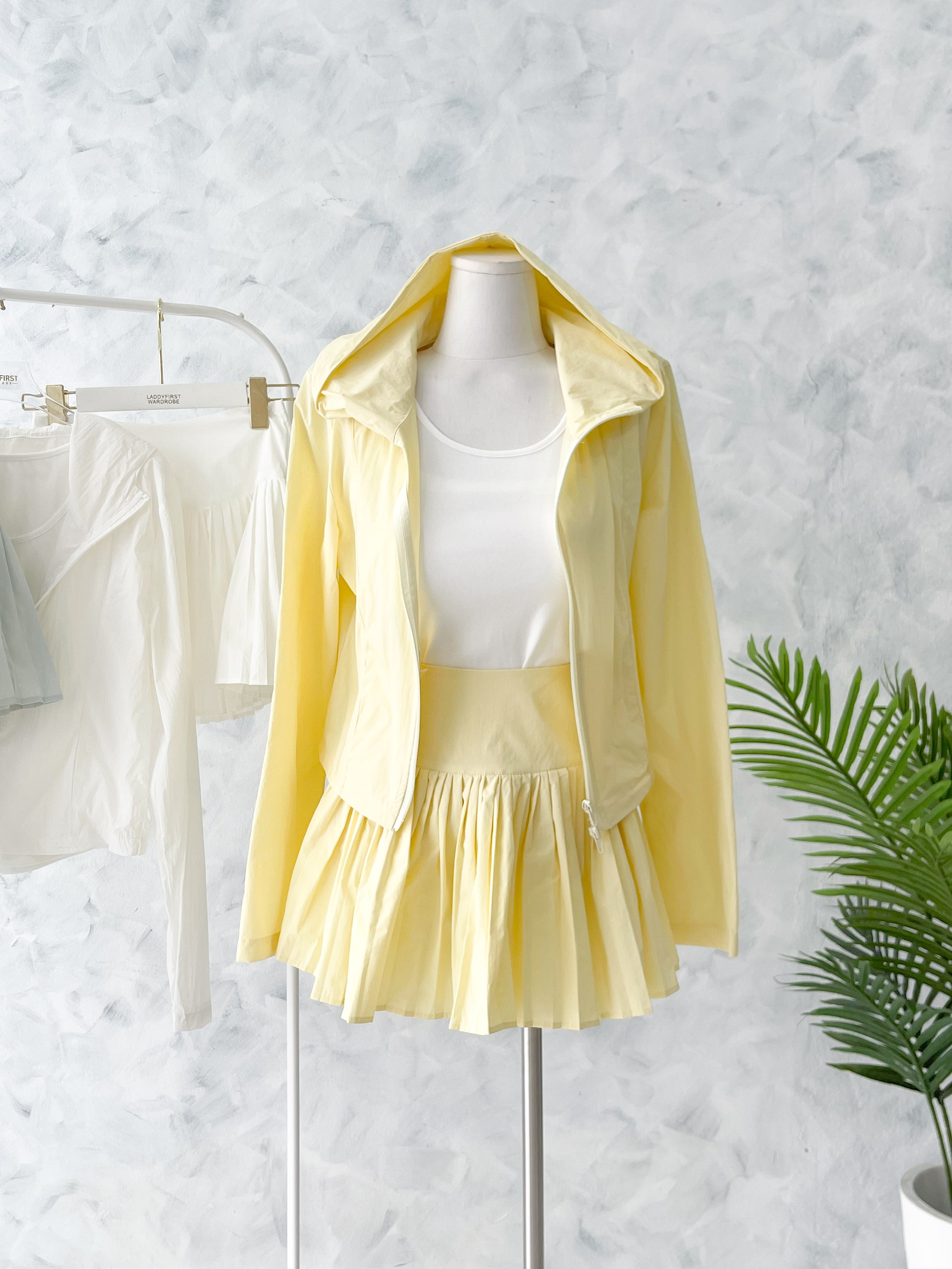 【SS88336】高品质三件套减龄学院风套装 轻薄连帽长袖防嗮外套➕纯棉弹力内搭上衣➕百褶高腰百搭裙子，内层有里布短裤 ❤️❤️