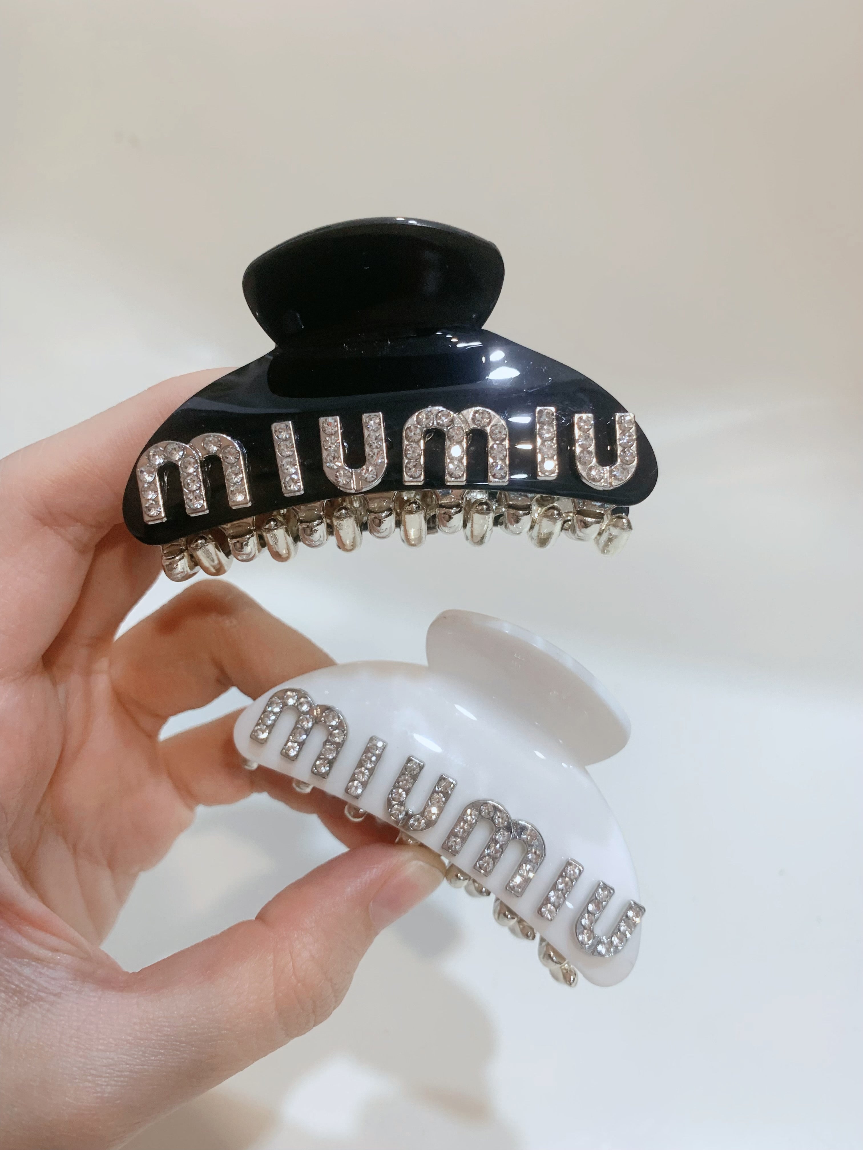 【A769】✅ MIUMIU 水钻半扎发小抓夹❤️❤️