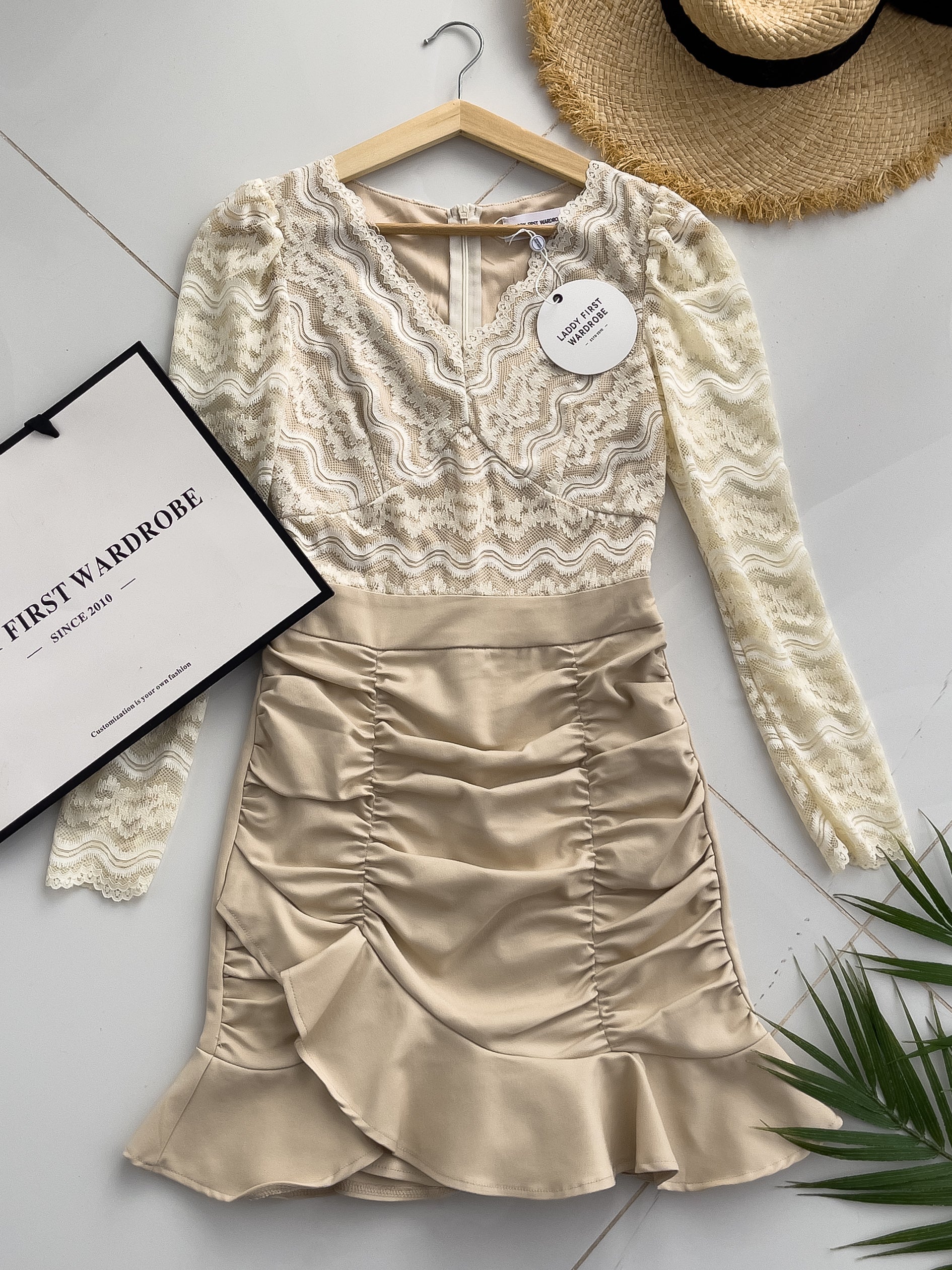 【D3368】【LFW独家小圆饼】高品质蕾丝长袖上衣拼接西装皱褶荷叶摆连身裙子 ❤️❤️