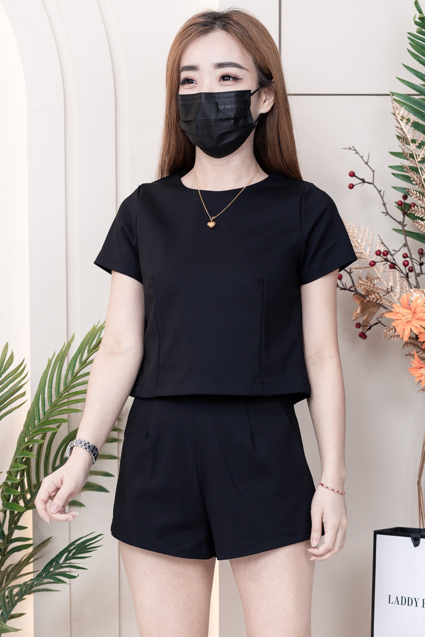 【SS8229971】【LFW独家小圆饼】高品质两件式西装时尚套装 圆领短袖百搭上衣➕西装高腰百搭短裤，有口袋 ❤️❤️