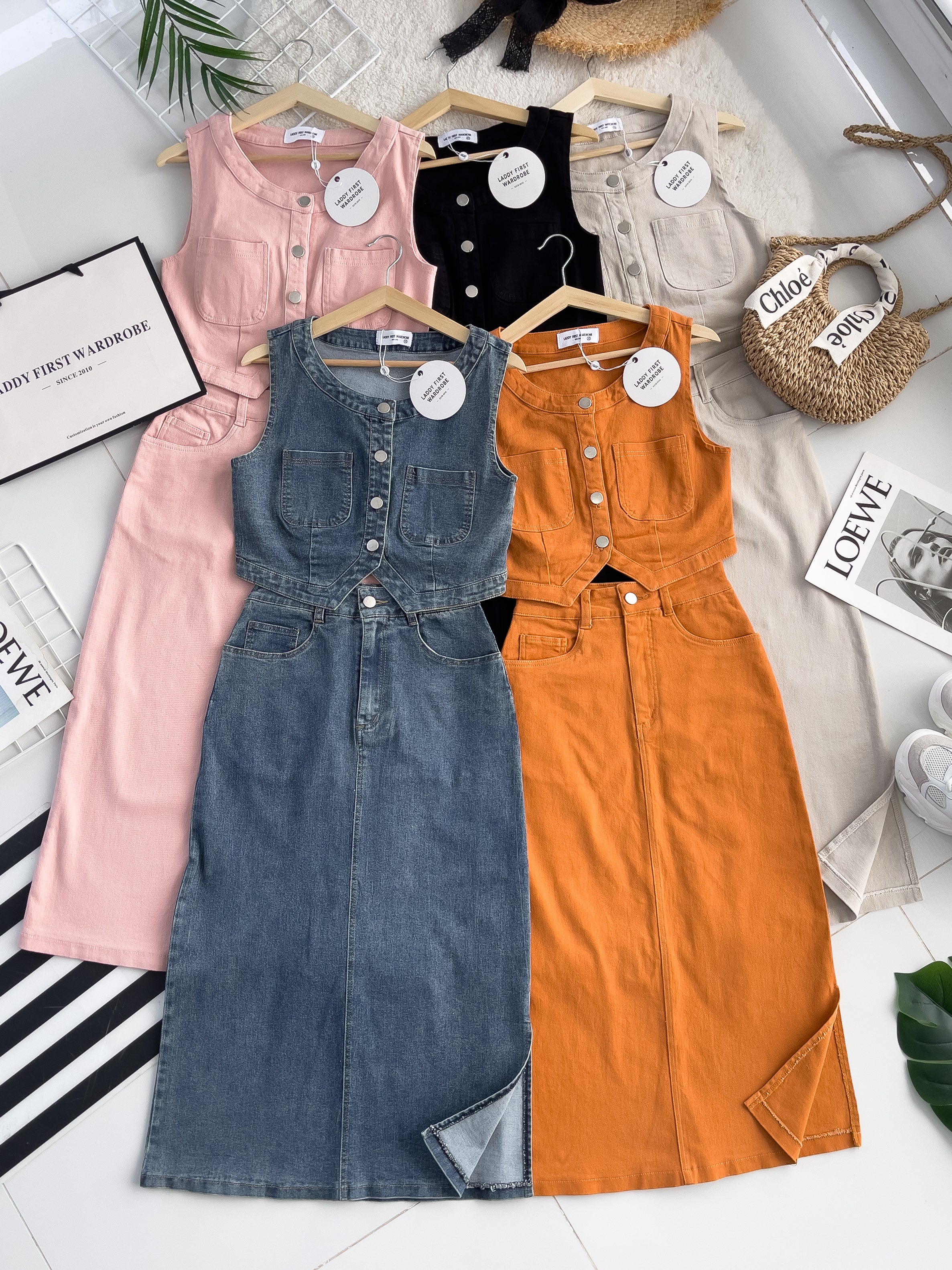 【SS3440】【LFW独家小圆饼】高品质两件式韩版气质时尚套装 无袖马甲牛仔上衣/外套两穿➕中长款牛仔高腰裙子，侧边开叉设计，有口袋 ❤️❤️【A- R1-C6】