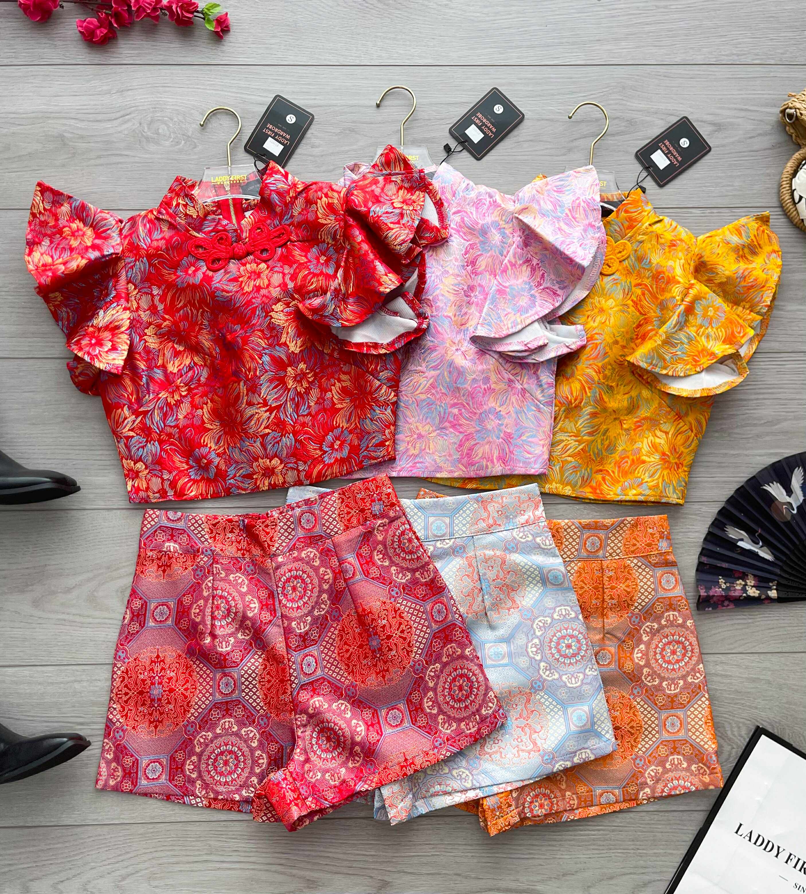 【SS8235511】【网站福利款✨】独家爆款高品质两件式减龄洋气时尚新中式国风提花旗袍套装 盘扣荷叶袖提花上衣➕提花高腰短裤 ❤️❤️