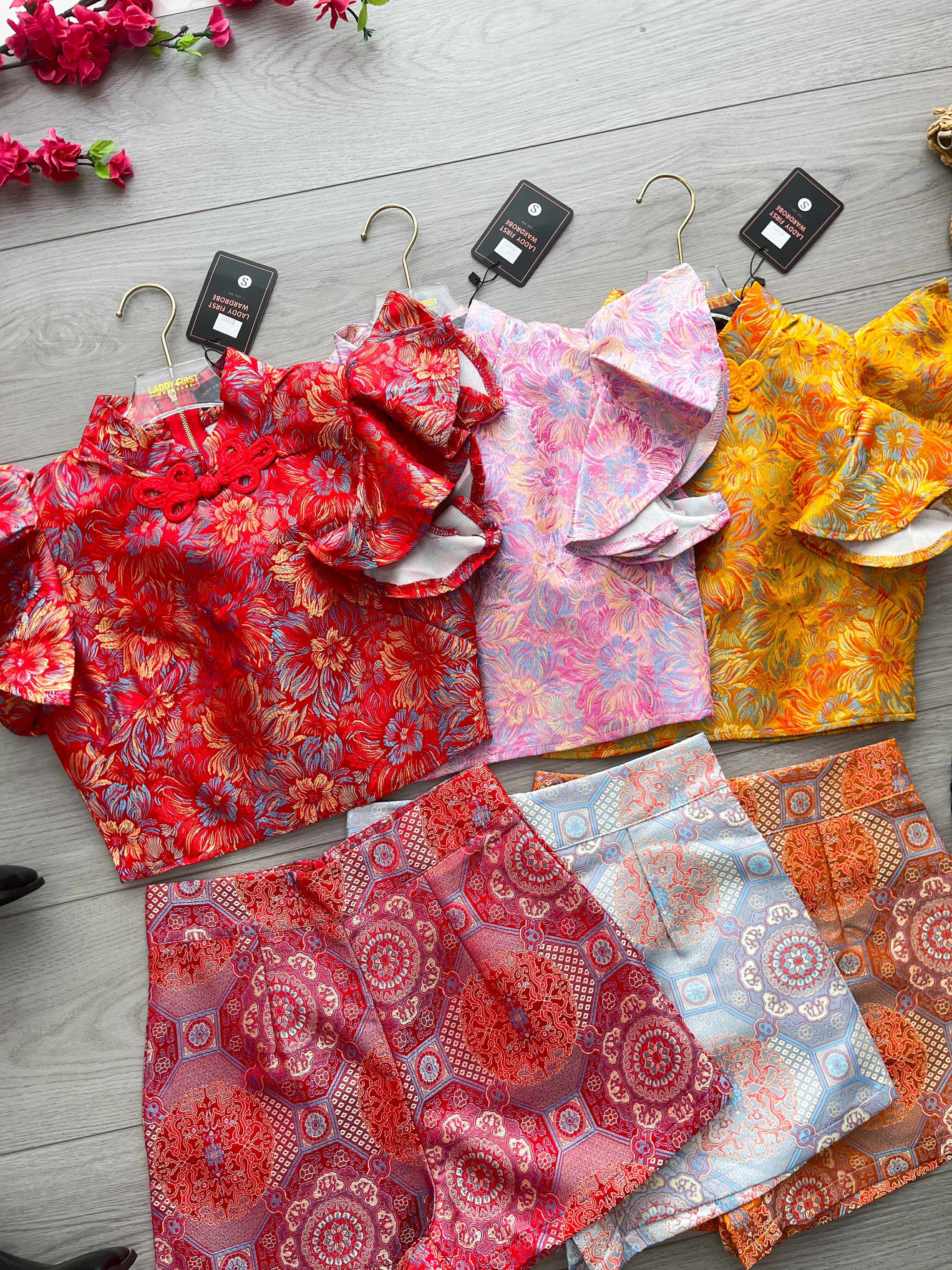 【SS8235511】【网站福利款✨】独家爆款高品质两件式减龄洋气时尚新中式国风提花旗袍套装 盘扣荷叶袖提花上衣➕提花高腰短裤 ❤️❤️