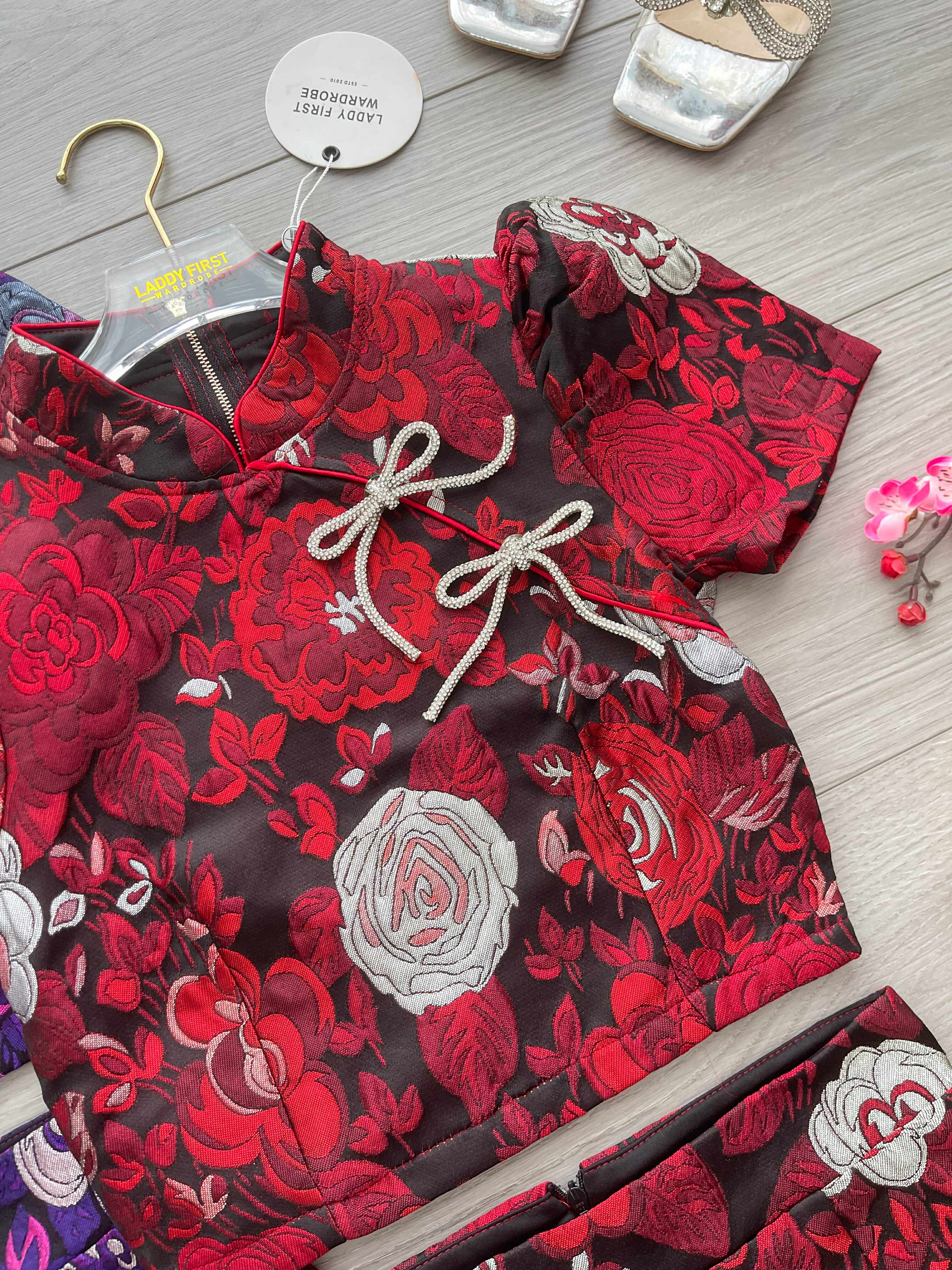 【SS8235301】【LFW独家小圆饼】高品质两件式高端气质精致水钻蝴蝶结点缀绣花提花旗袍套装 立领短袖提花旗袍上衣➕A字提花高腰裙子 ❤️❤️