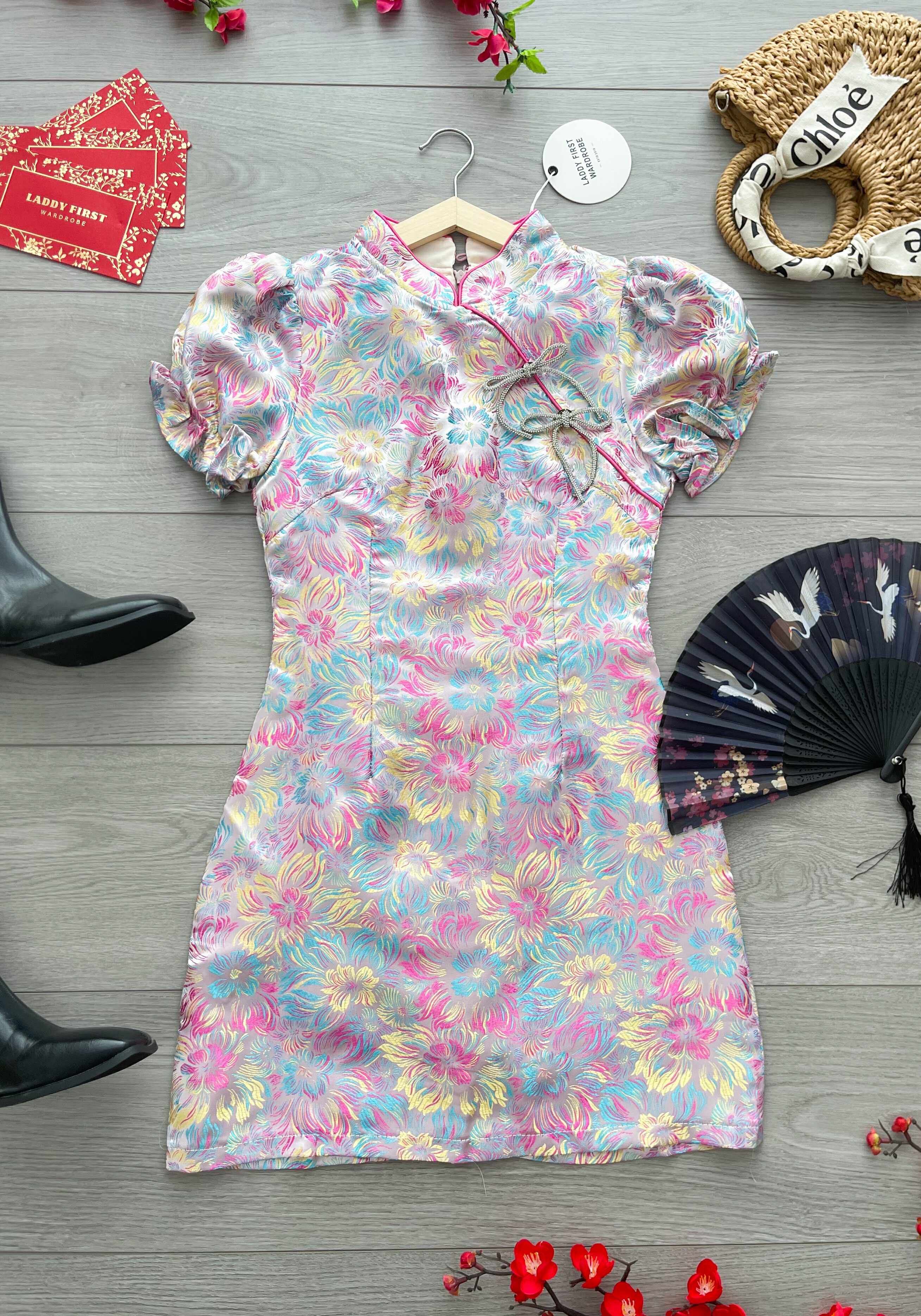 【D8235271】独家爆款优雅气质国风立领泡泡袖显腰身提花旗袍连身裙子，搭配精致蝴蝶结水钻针扣点缀【B-R3-C4】