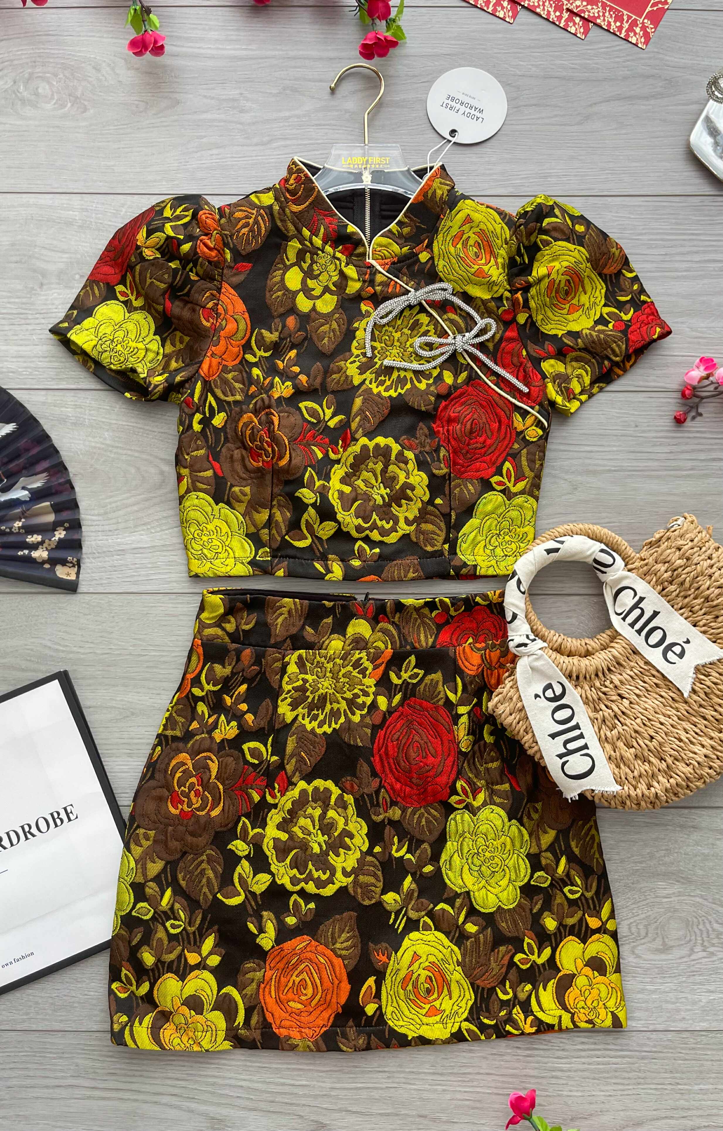 【SS8235301】【LFW独家小圆饼】高品质两件式高端气质精致水钻蝴蝶结点缀绣花提花旗袍套装 立领短袖提花旗袍上衣➕A字提花高腰裙子 ❤️❤️