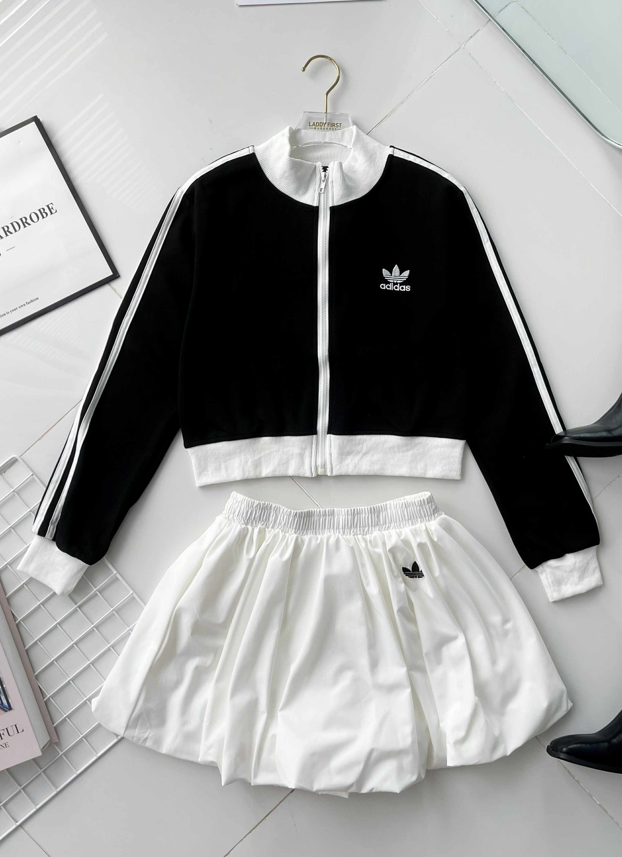 【SS21682 / 3394】高品质两件式刺绣adidas运动风时尚套装 撞色长袖卫衣外套➕松紧腰弹力百褶花苞裙子，内层有里布短裤 ❤️❤️