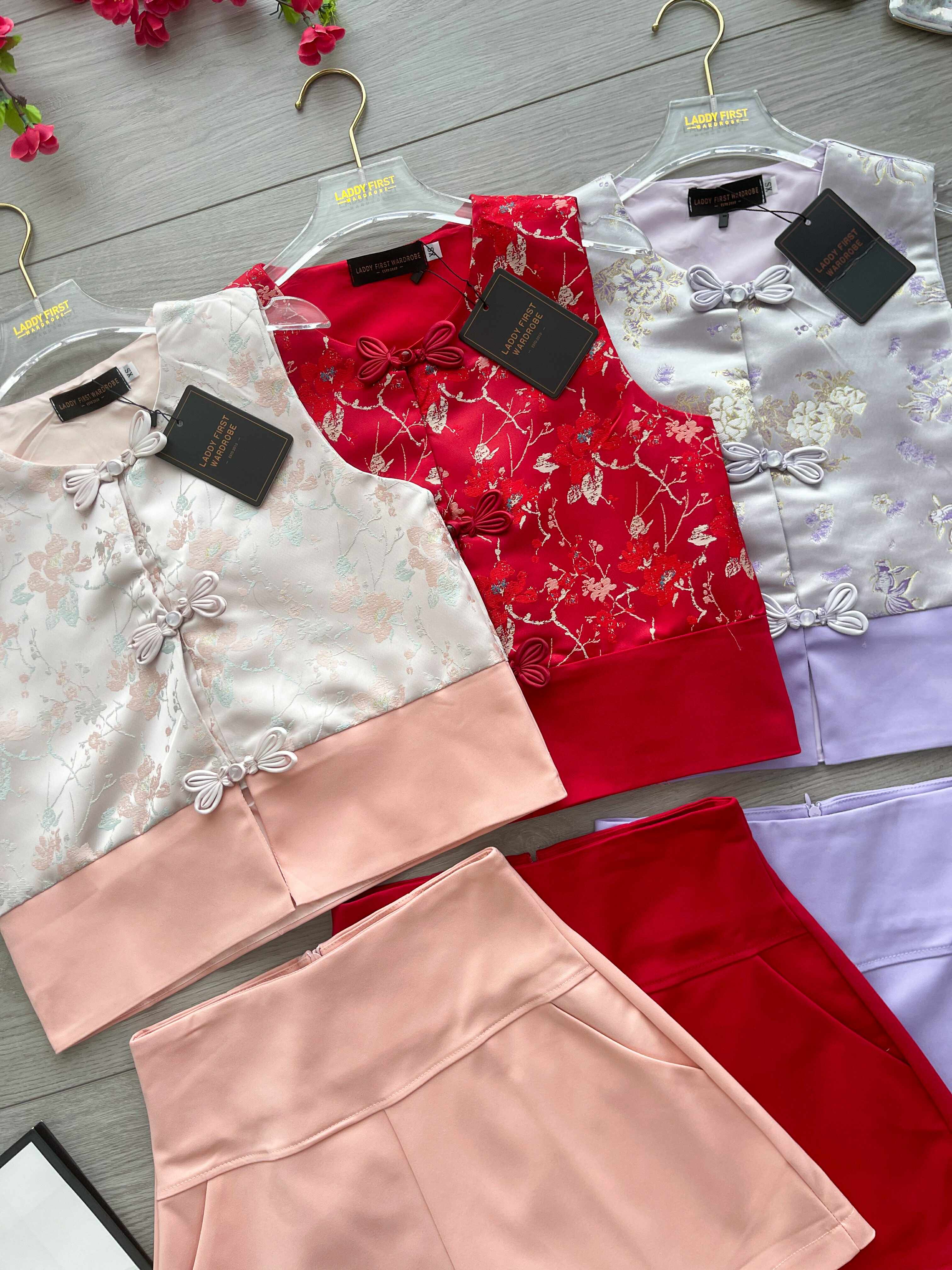 【SS2200】高品质两件式国风马甲中式提花套装 方领露锁骨皱褶设计上衣马甲式提花旗袍上衣➕西装高腰百搭短裤，有口袋 ❤️❤️