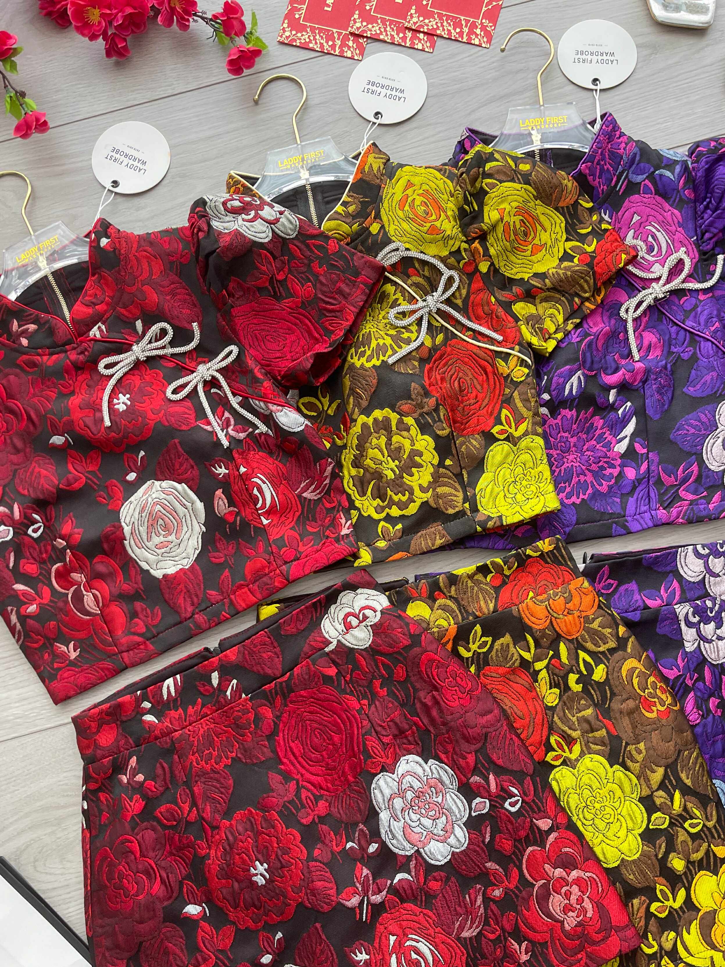 【SS8235301】【LFW独家小圆饼】高品质两件式高端气质精致水钻蝴蝶结点缀绣花提花旗袍套装 立领短袖提花旗袍上衣➕A字提花高腰裙子 ❤️❤️