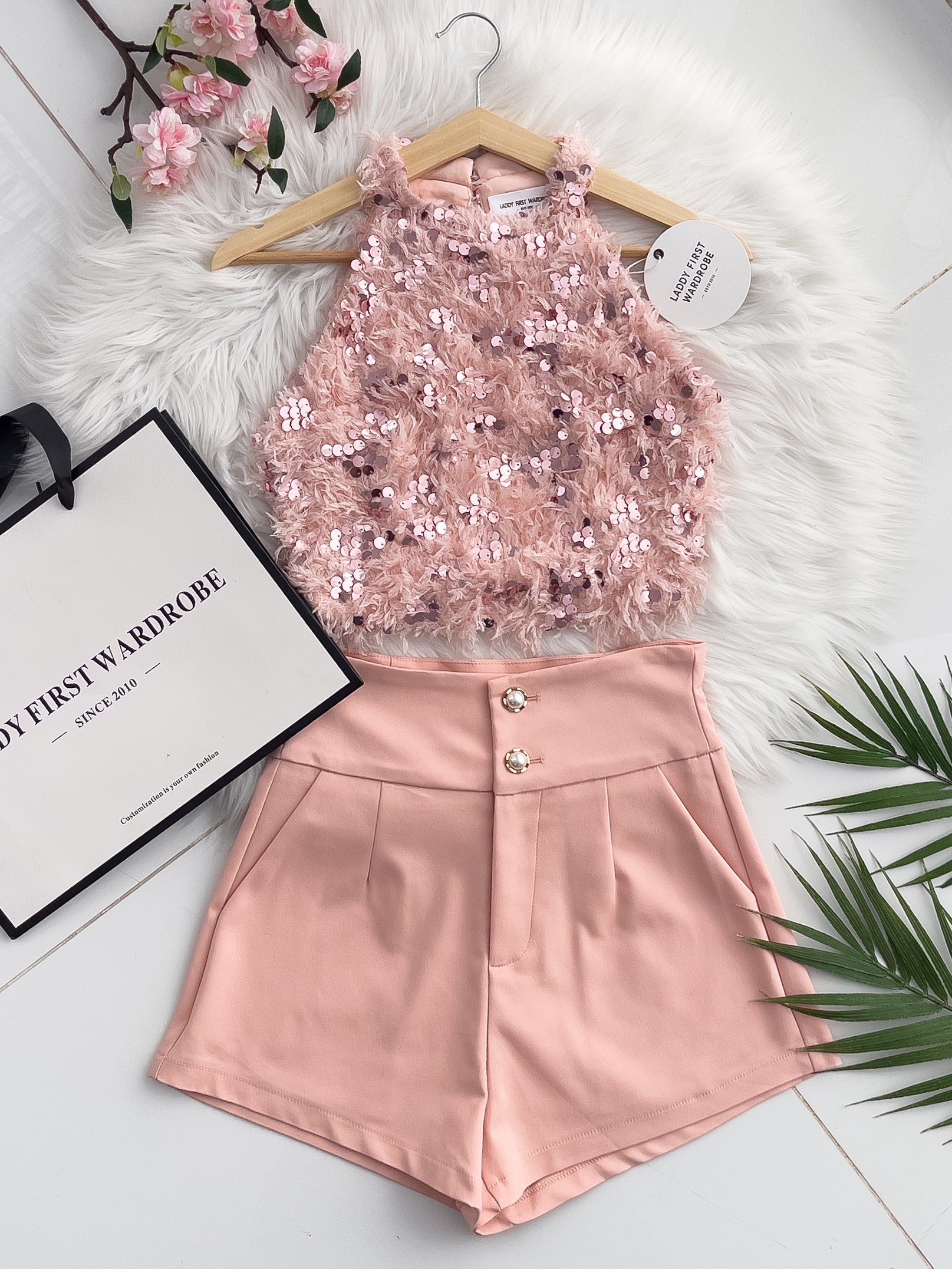 【SS3400】【独家小圆饼】两件式削肩套装 ,  鸵鸟毛拼接亮片Cut In上衣 ➕ 西装锦棉高腰显瘦短裤 , 有口袋【A-R2-C5】