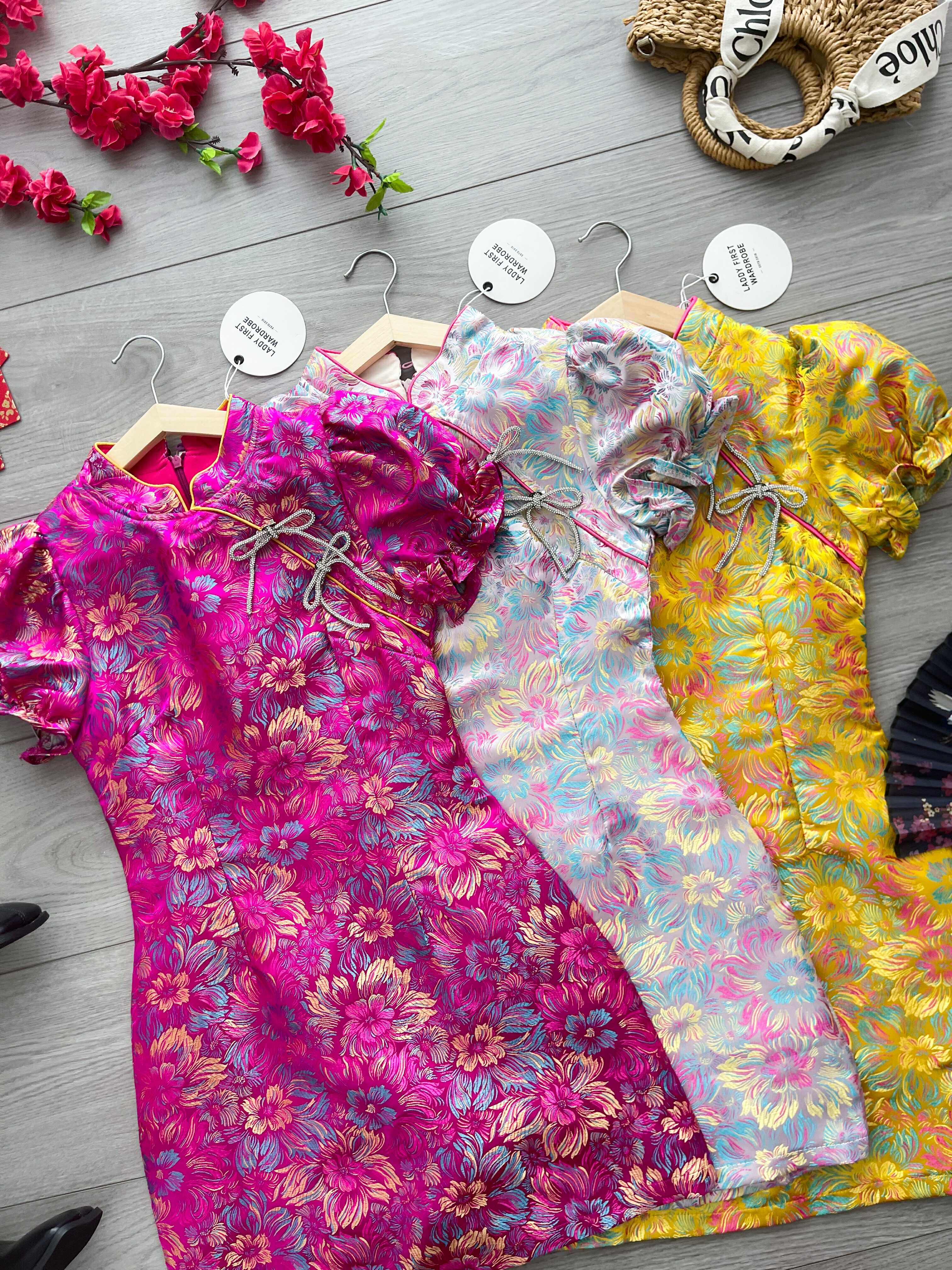 【D8235271】独家爆款优雅气质国风立领泡泡袖显腰身提花旗袍连身裙子，搭配精致蝴蝶结水钻针扣点缀【B-R3-C4】