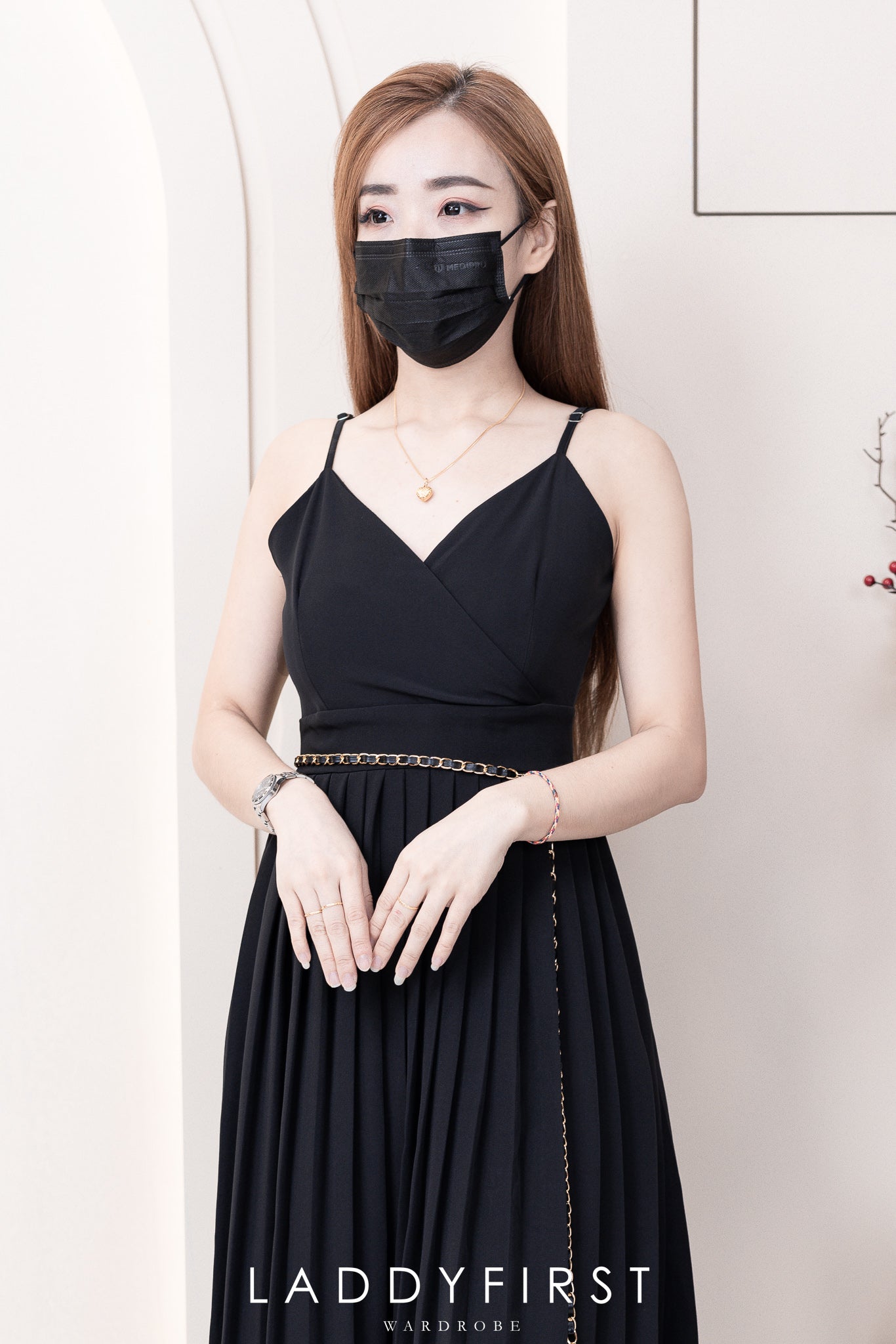 【D5582】自调无袖肩带V领百褶连身裙子，搭配小香链条腰带 ❤️❤️