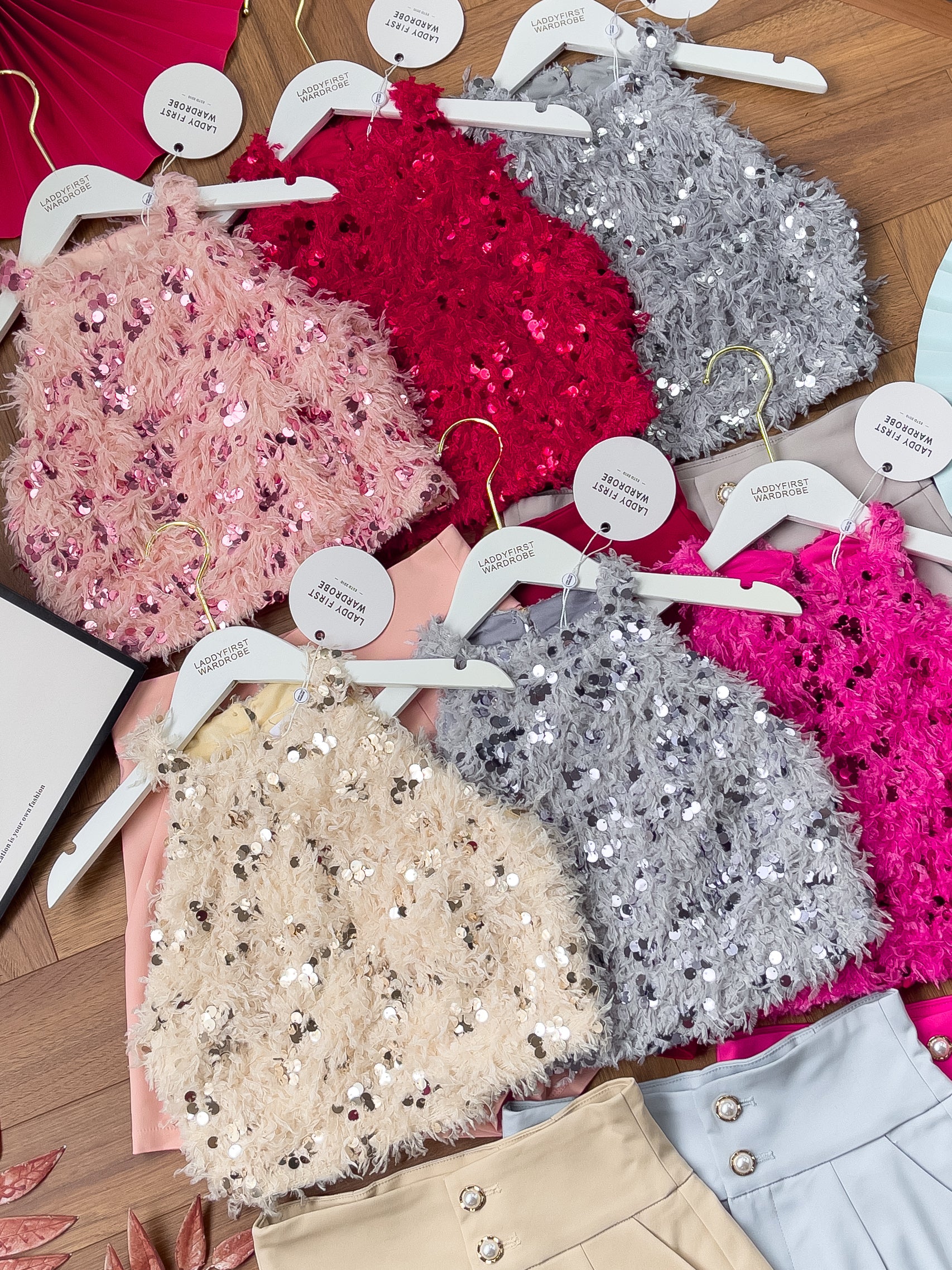 【SS3400】【独家小圆饼】两件式削肩套装 ,  鸵鸟毛拼接亮片Cut In上衣 ➕ 西装锦棉高腰显瘦短裤 , 有口袋【A-R2-C5】