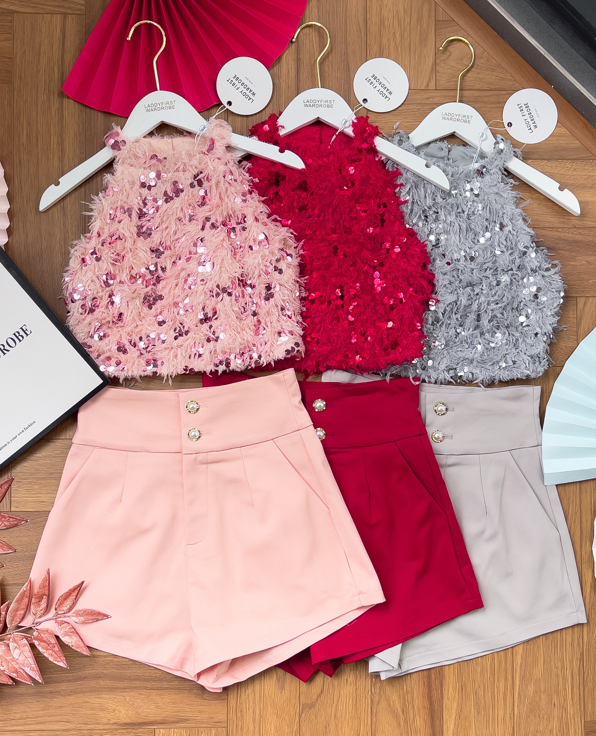 【SS3400】【独家小圆饼】两件式削肩套装 ,  鸵鸟毛拼接亮片Cut In上衣 ➕ 西装锦棉高腰显瘦短裤 , 有口袋【A-R2-C5】