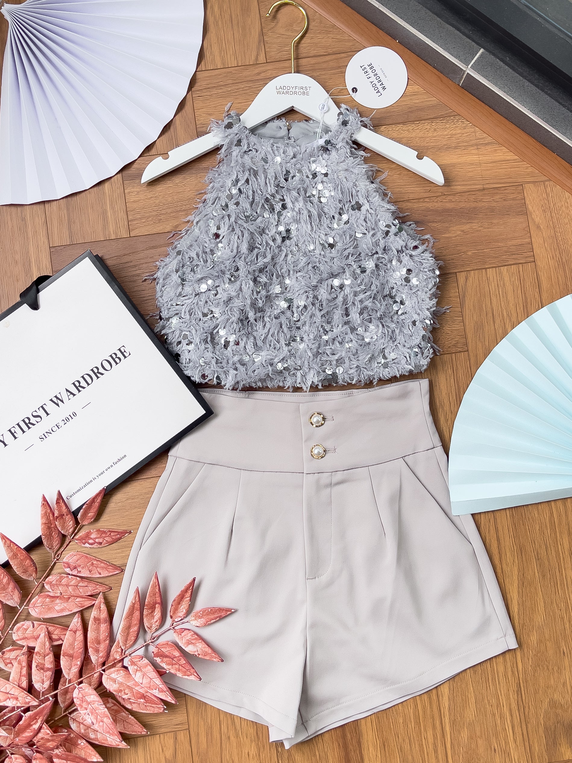 【SS3400】【独家小圆饼】两件式削肩套装 ,  鸵鸟毛拼接亮片Cut In上衣 ➕ 西装锦棉高腰显瘦短裤 , 有口袋【A-R2-C5】