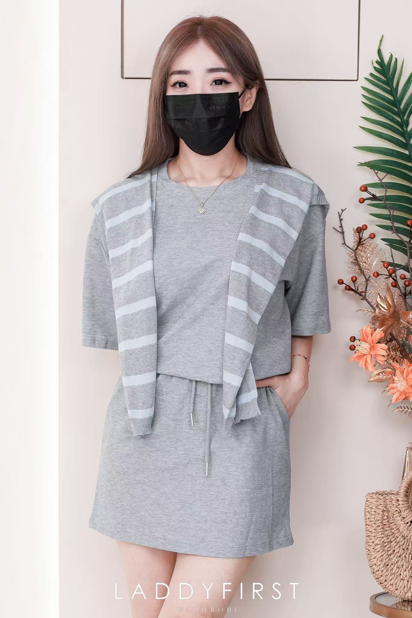 【SS2201】高品质两件式宽松版韩式简约时尚套装 宽松休闲百搭上衣➕松紧腰弹力高腰裙子，内层有里布短裤，有口袋 ❤️❤️