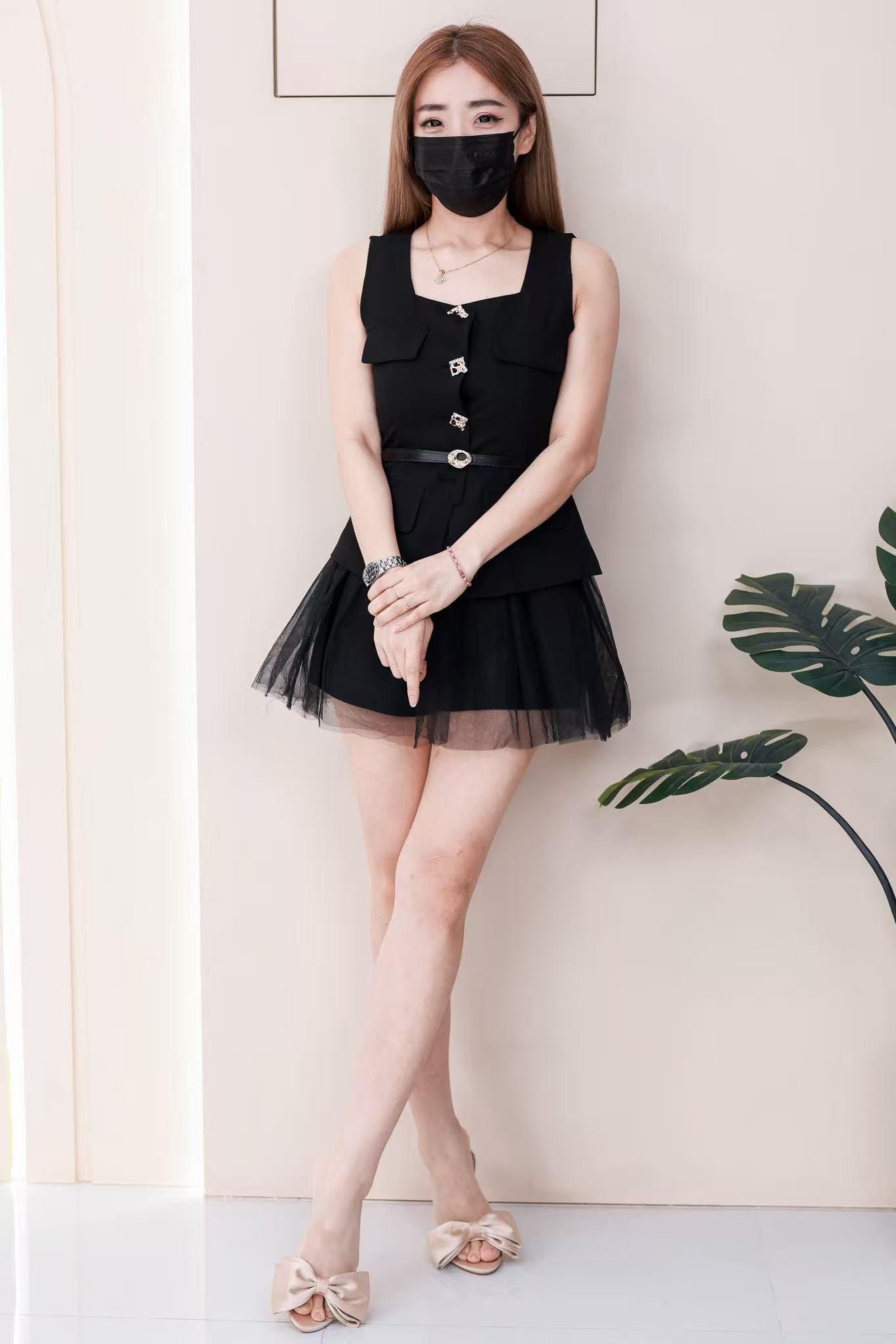 【SS21718 / 37558】高品质两件式御姐风马甲式时尚套装 精致纽扣马甲式西装上衣➕网纱裙子拼接内层短裤 ❤️❤️