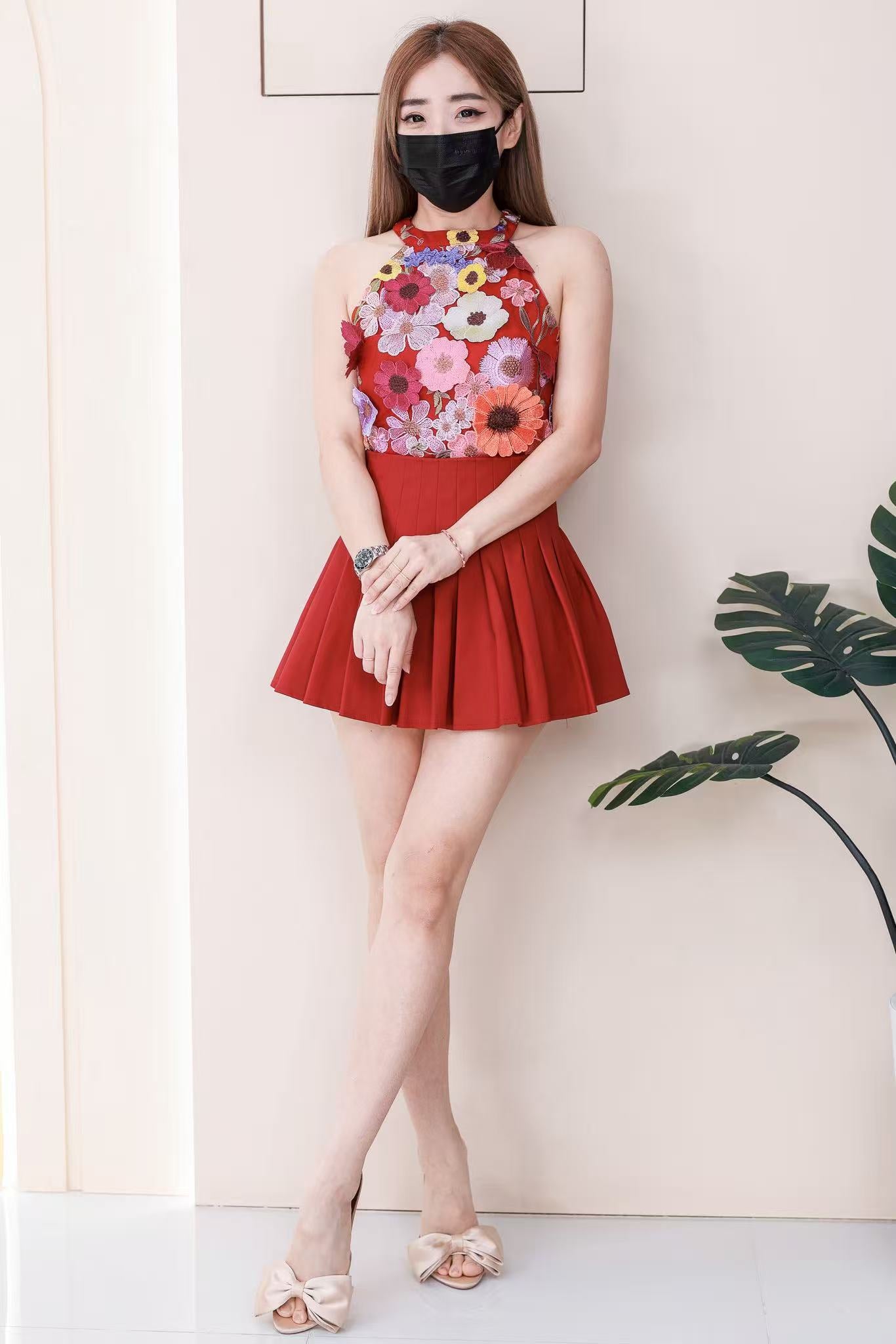 【SS3501】【LFW独家小圆饼】高品质两件式优雅减龄时尚套装 西装拼接立体绣花CUT IN无袖上衣➕学院风西装高腰百褶裙子，内层有里布短裤 ❤️❤️